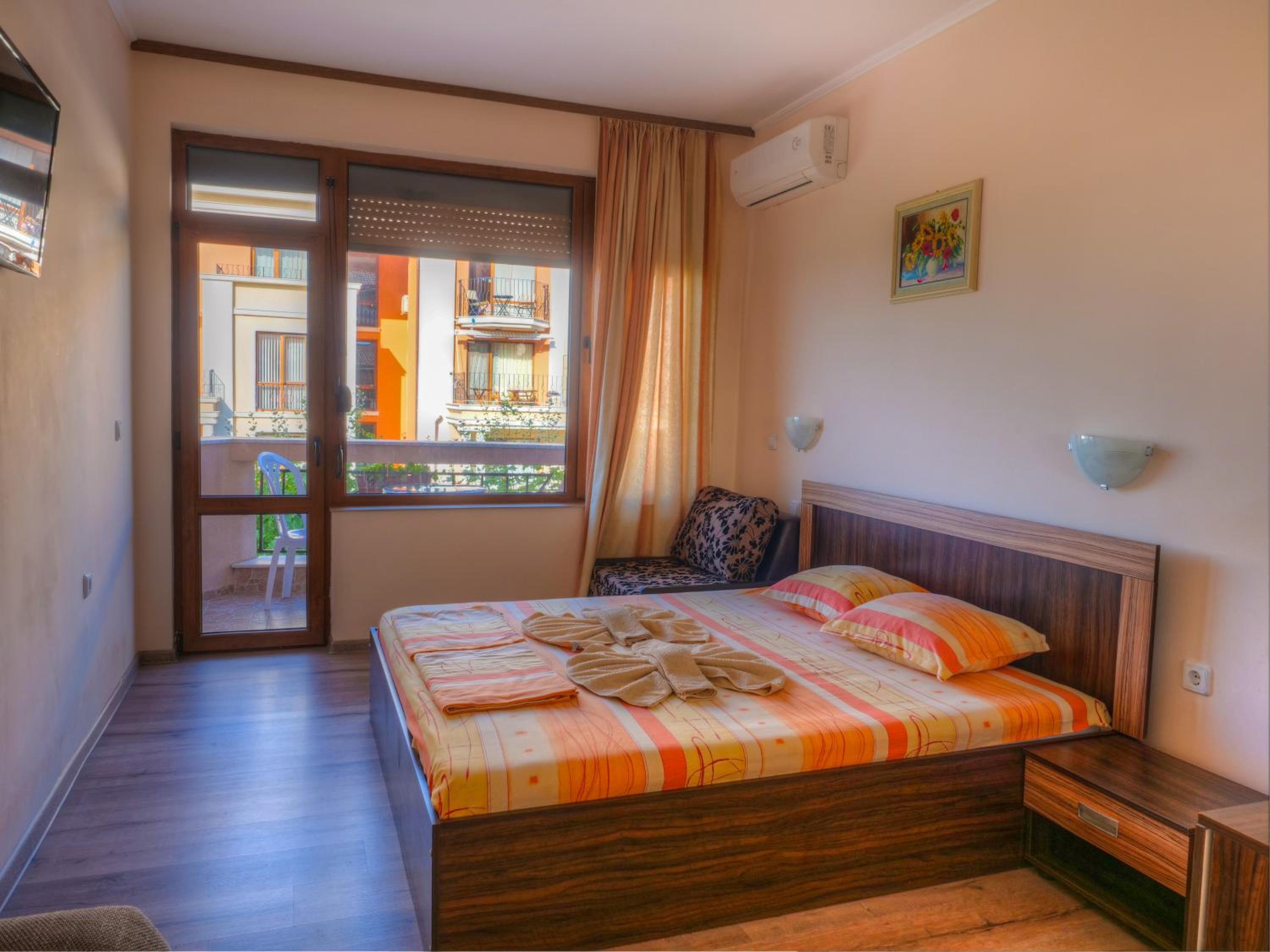 Double Room with Balcony (2 Adults + 1 Child) - Photo 5