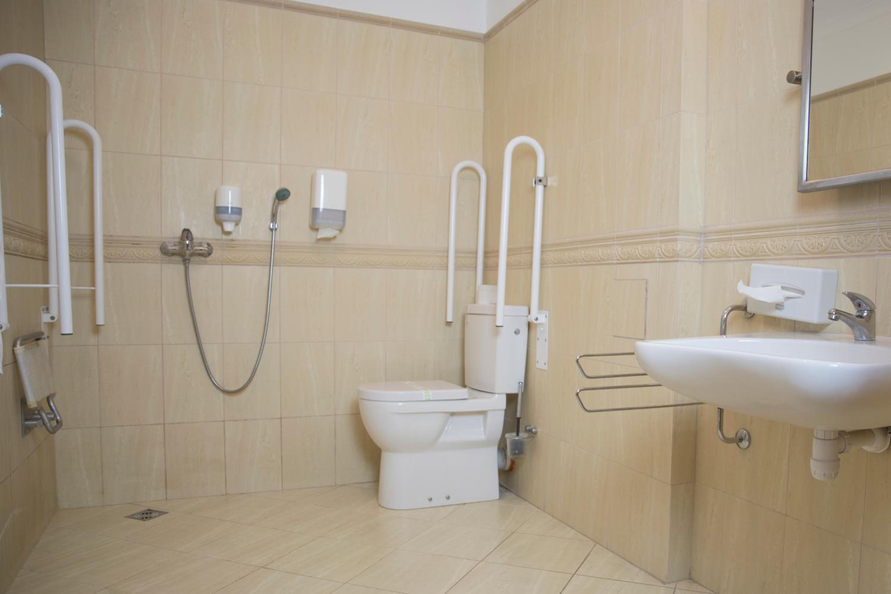 Twin Room - Disability Access photo 3