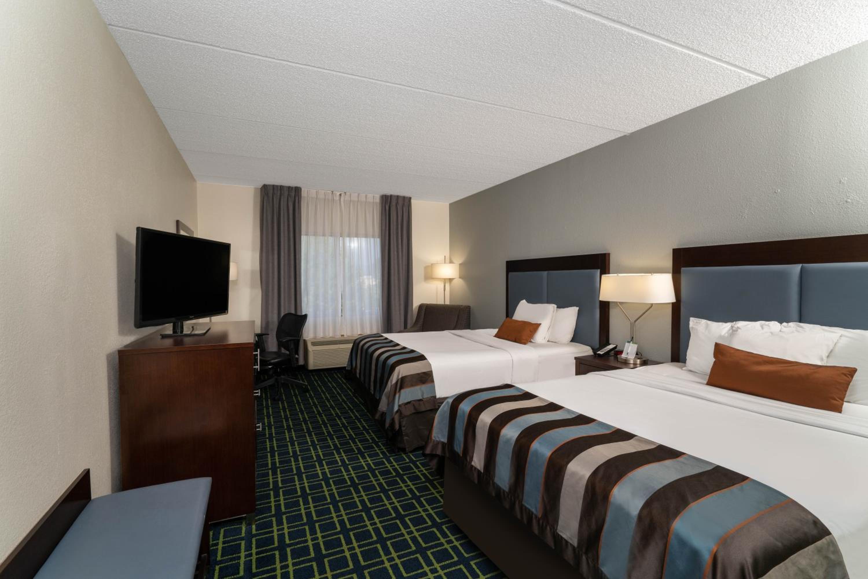 Queen Room with Two Queen Beds - Non-Smoking photo 3