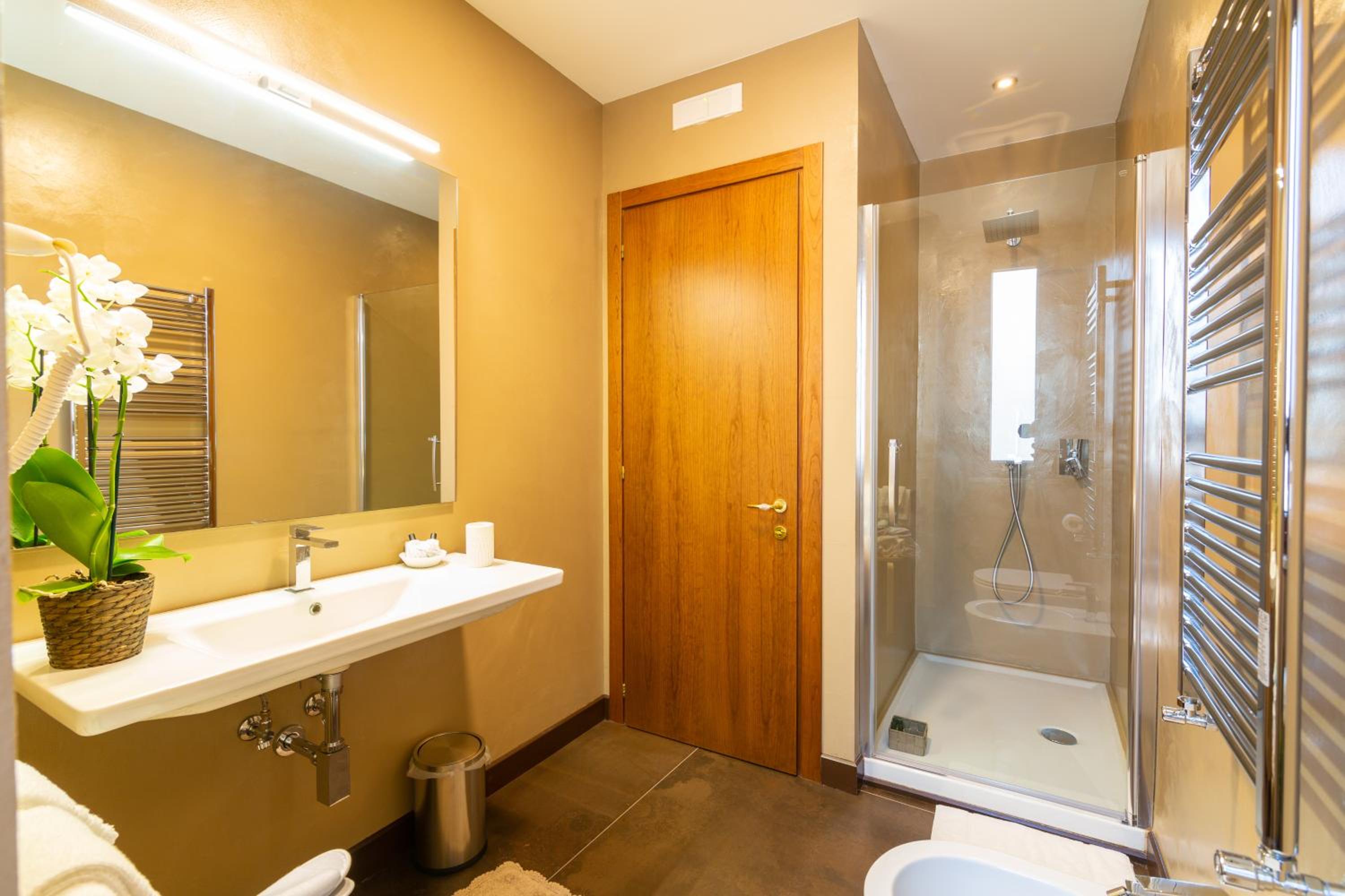 Superior King Room - Photo 13