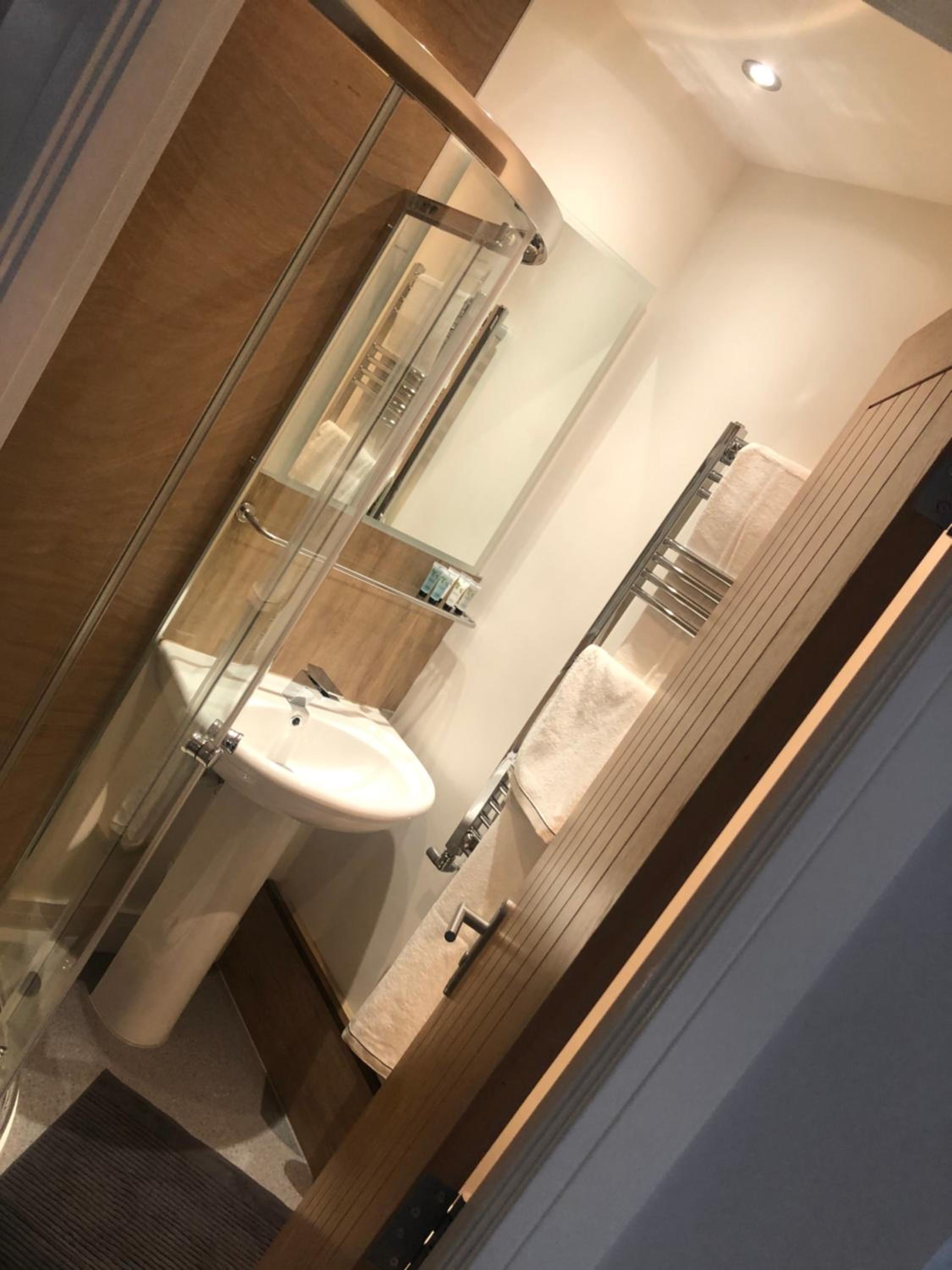 Standard Double Room - Photo 13