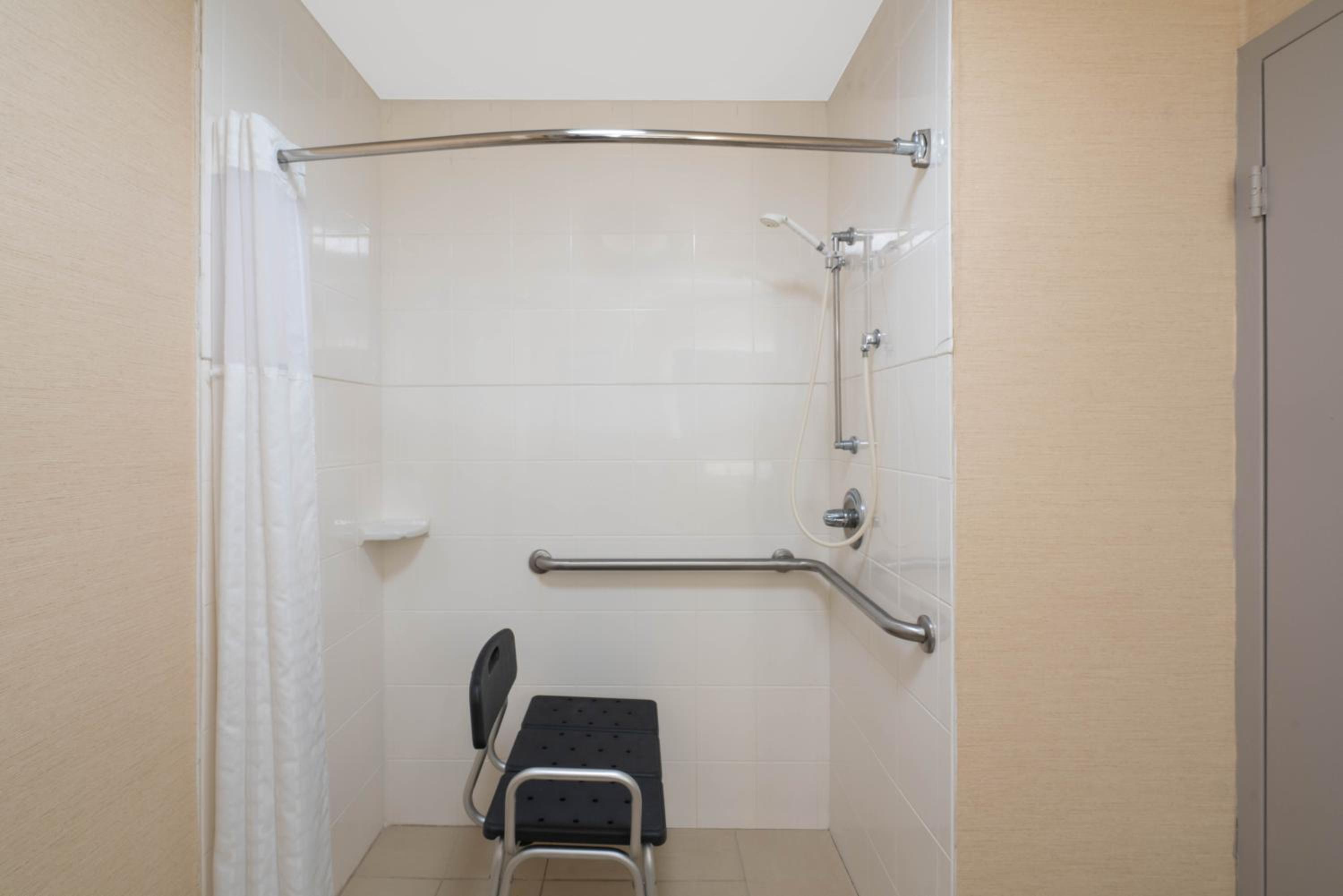 Queen Room with Two Queen Beds and Mobility/Hearing Access - Non-Smoking photo 2