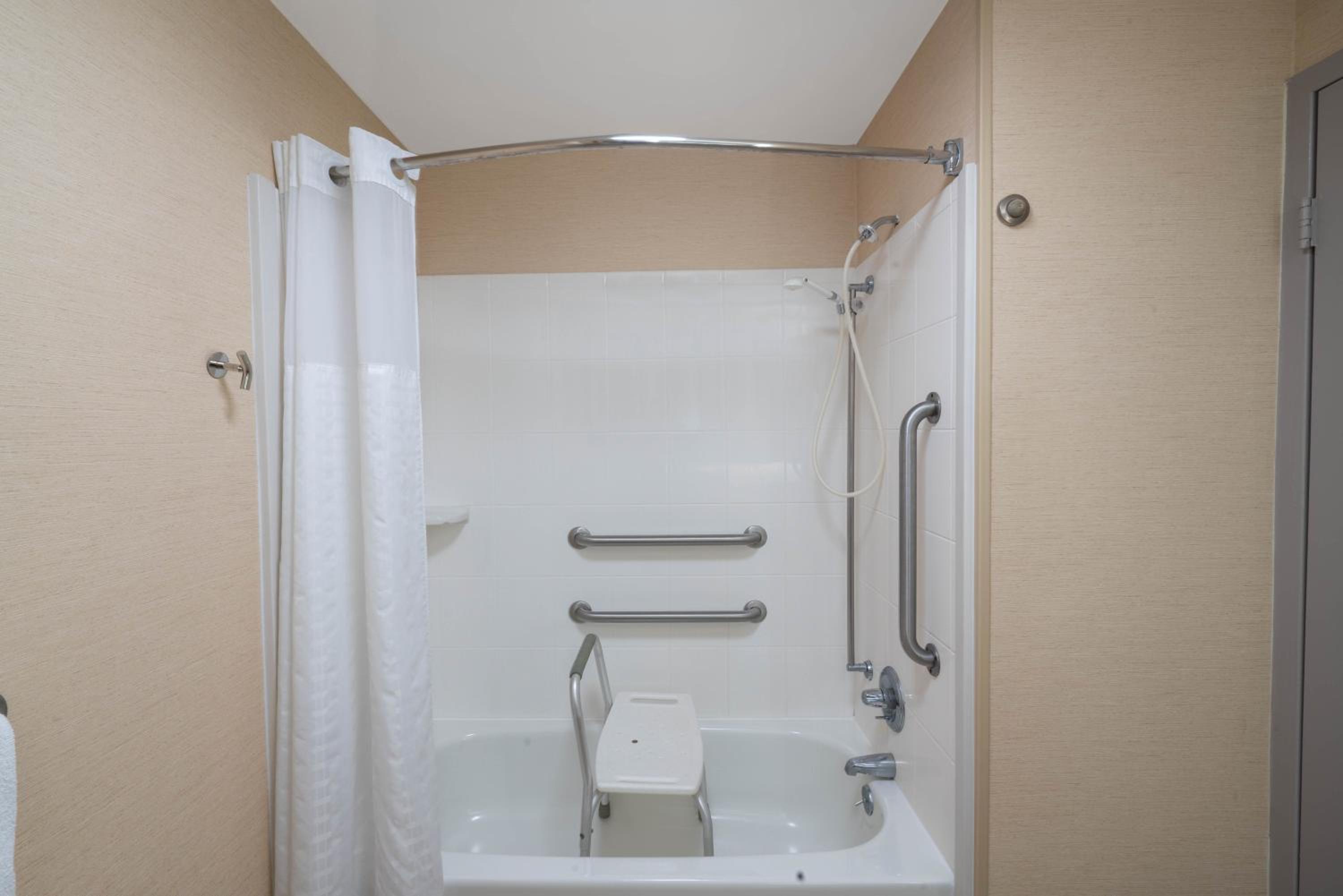 King Room with Mobility/Hearing Impaired Access - Non-Smoking photo 3