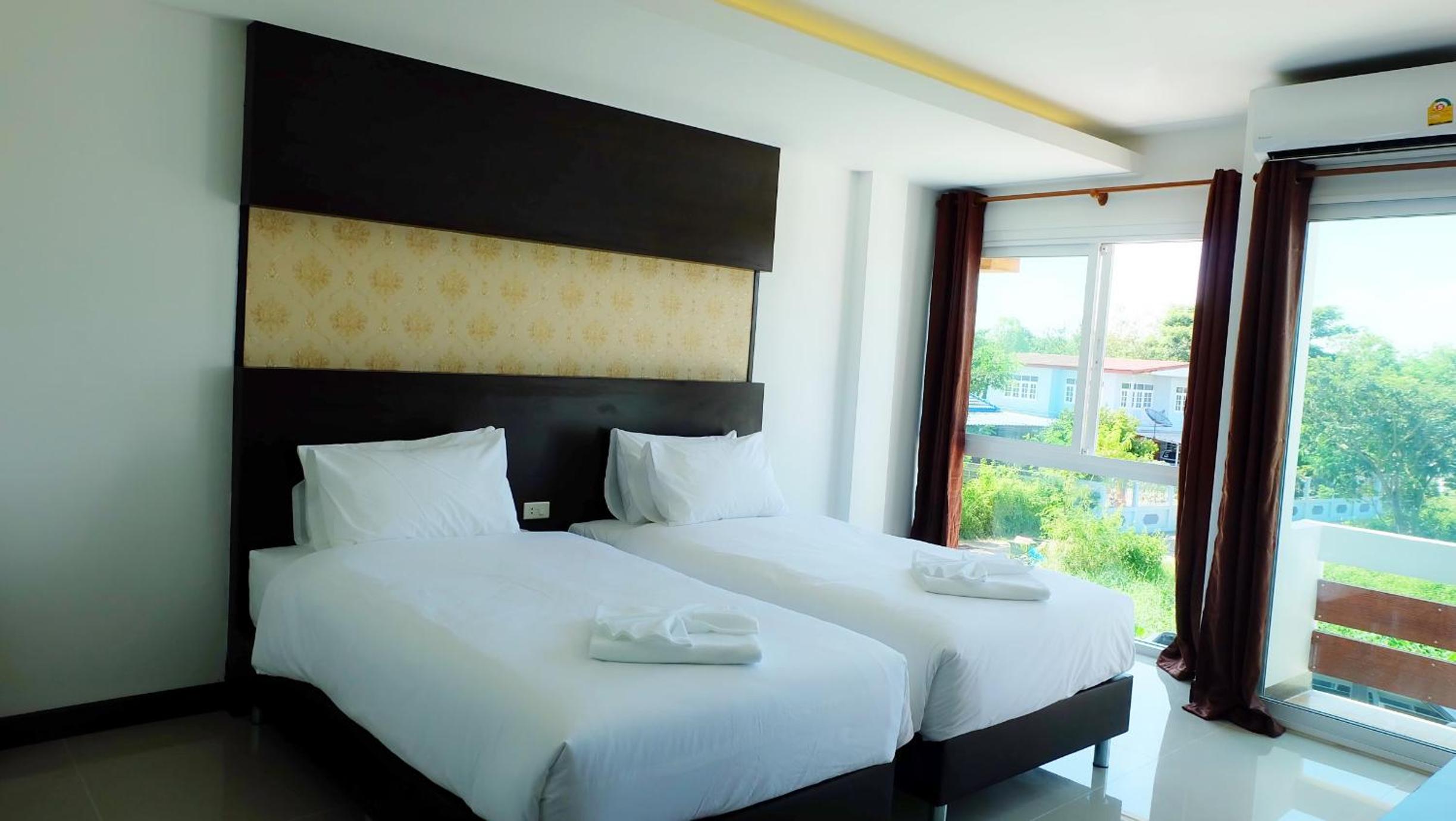 Twin Room with Balcony - Photo 11