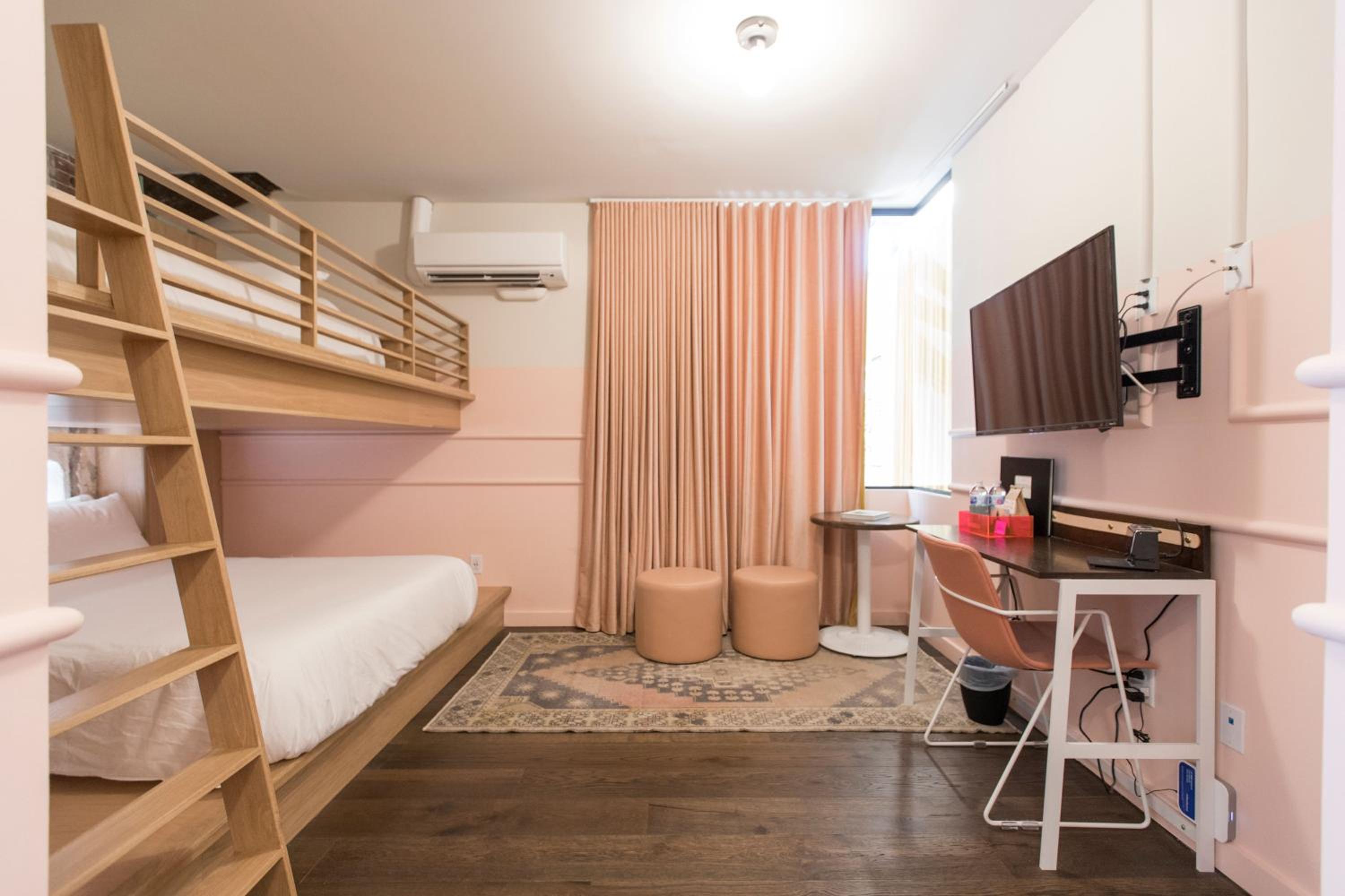 Room 2:1 - Queen Bunk