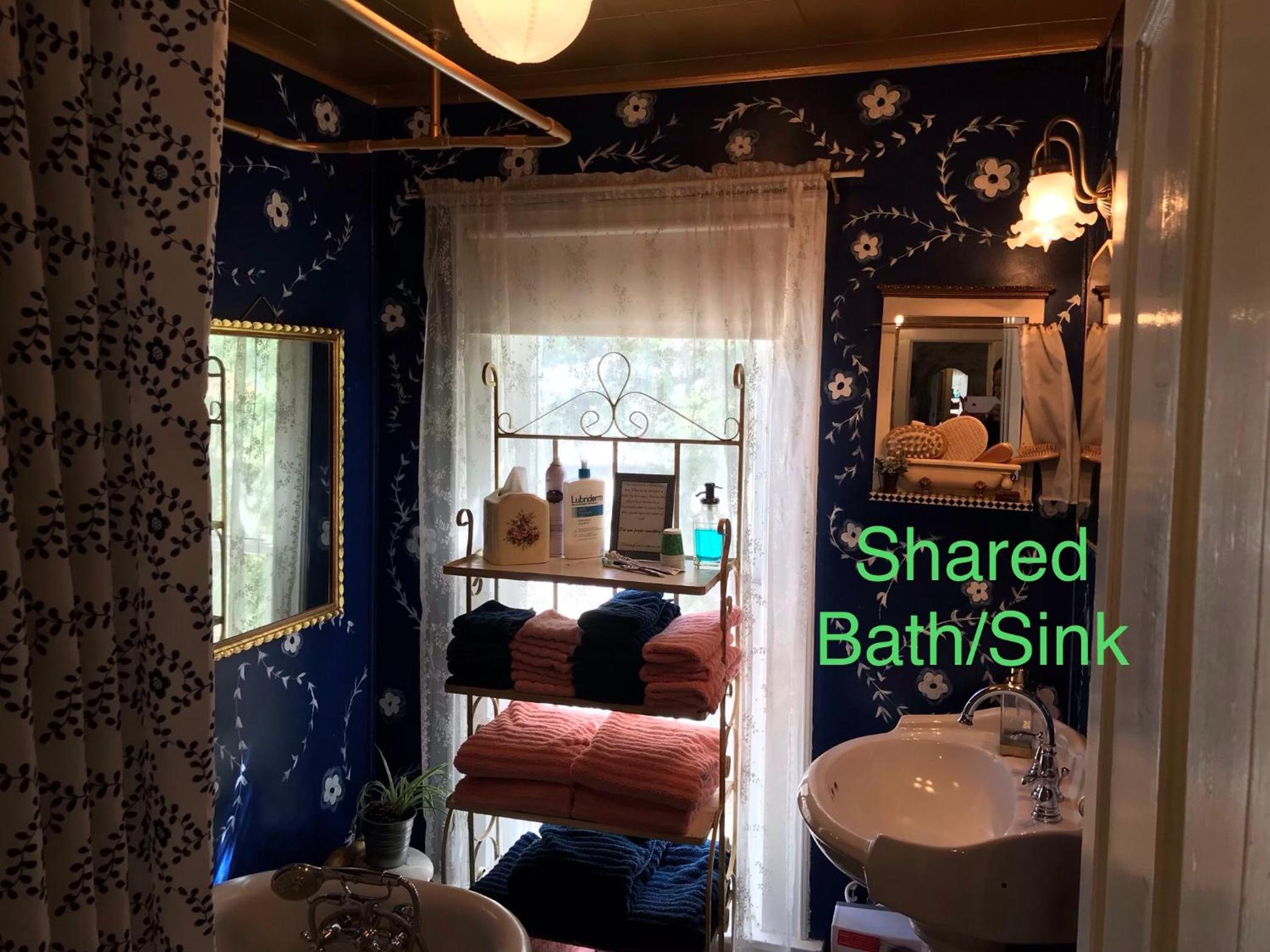 Standard Queen Room photo 2