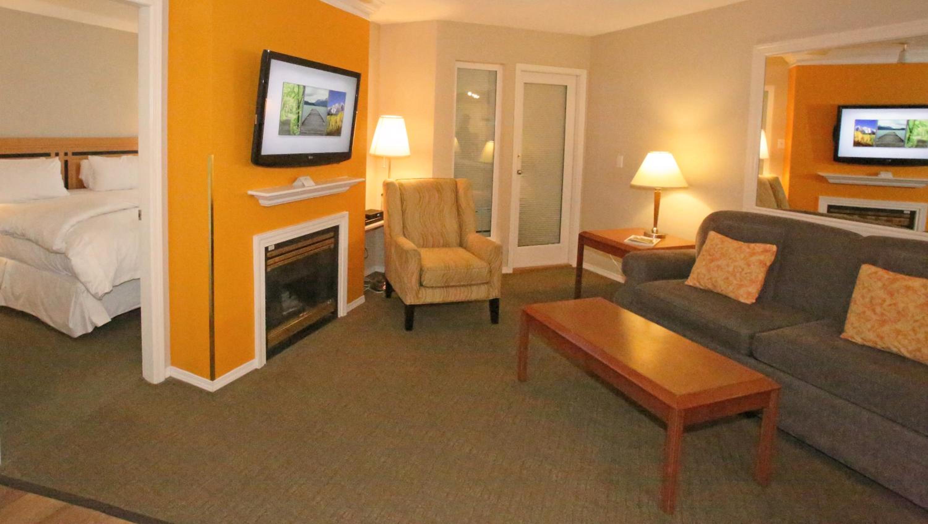 One-Bedroom Suite with Den photo 1