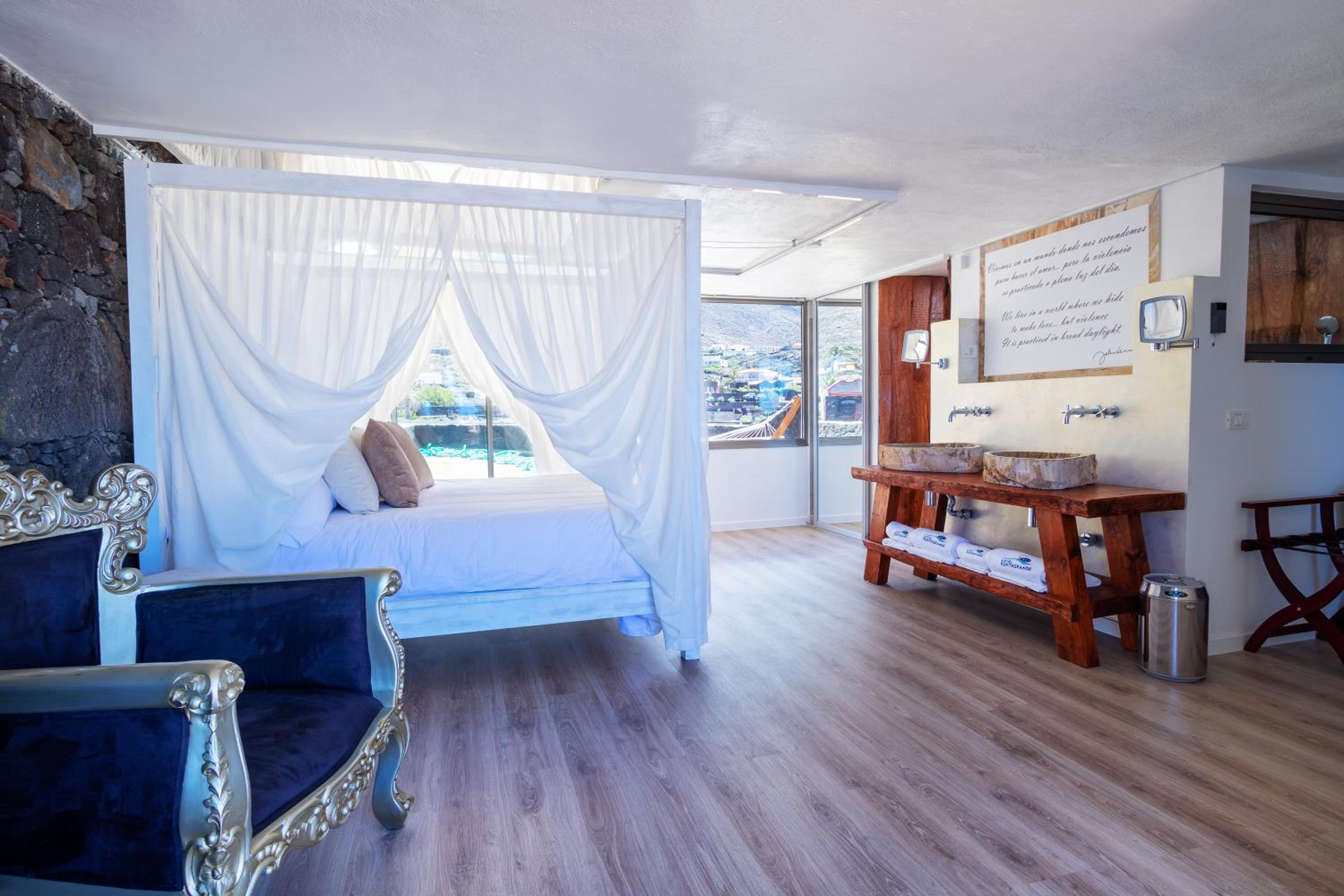 Deluxe Suite with Sea View photo 2