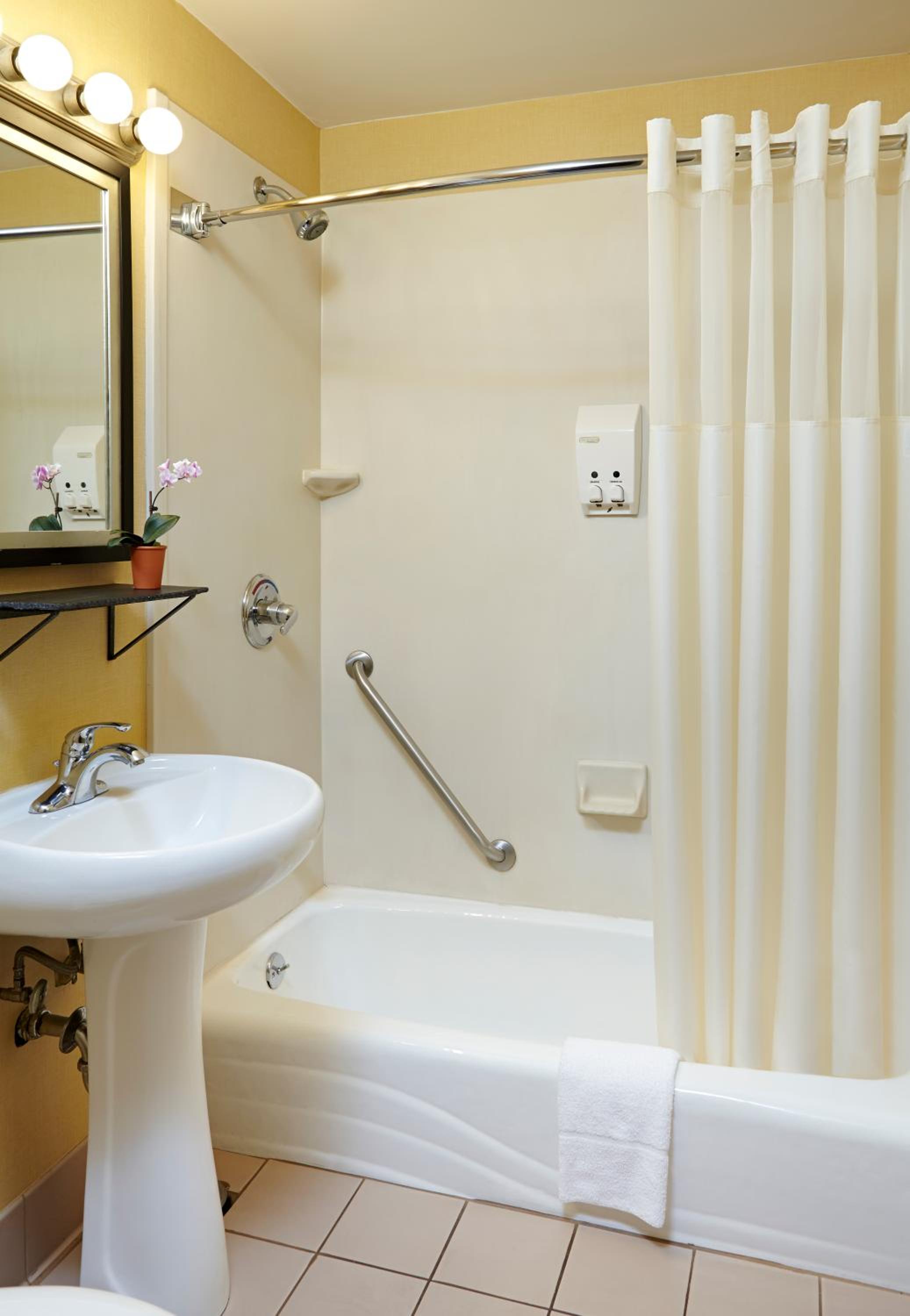 Standard Queen Room - Photo 5