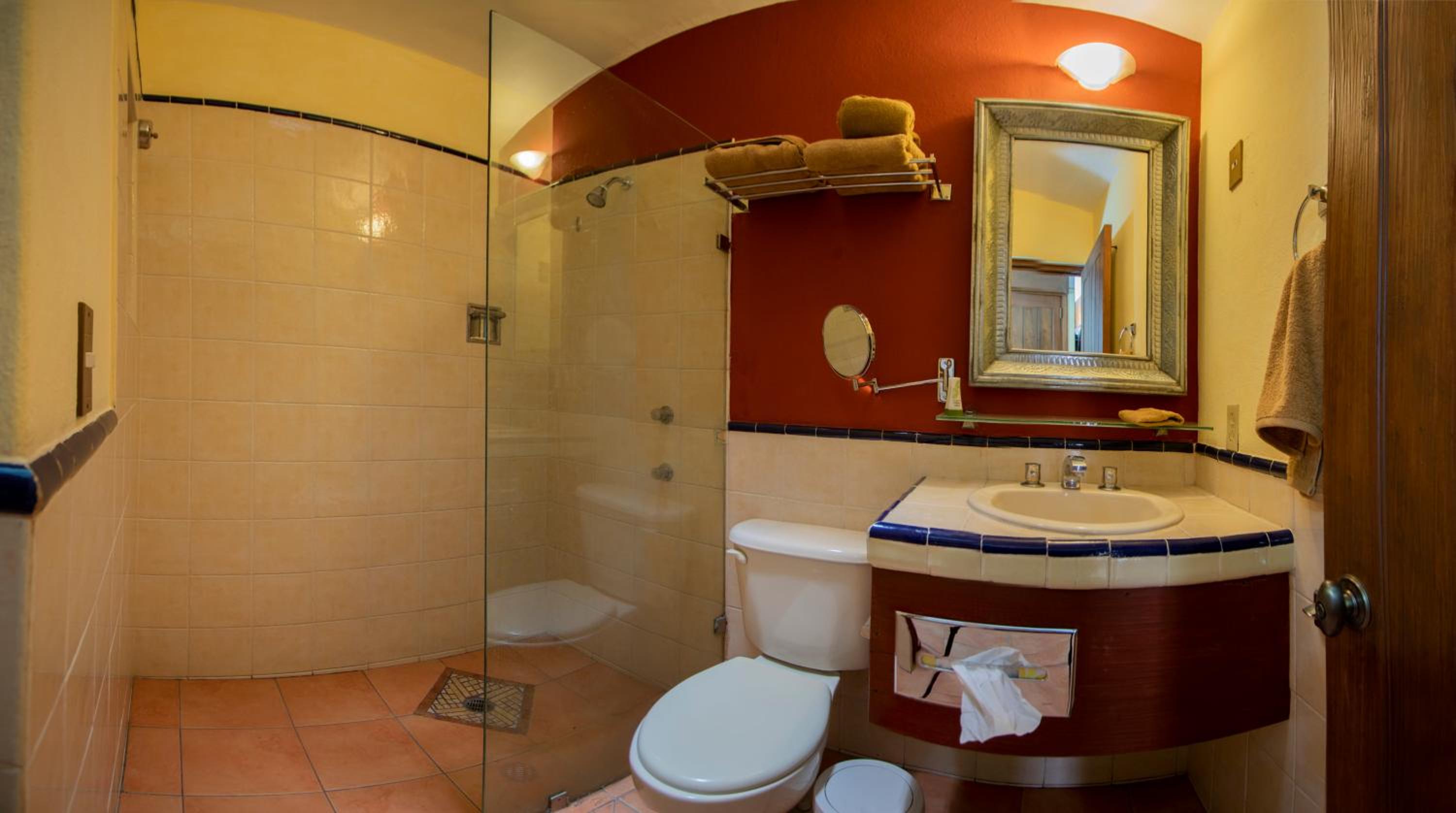 Deluxe King Room - Photo 7