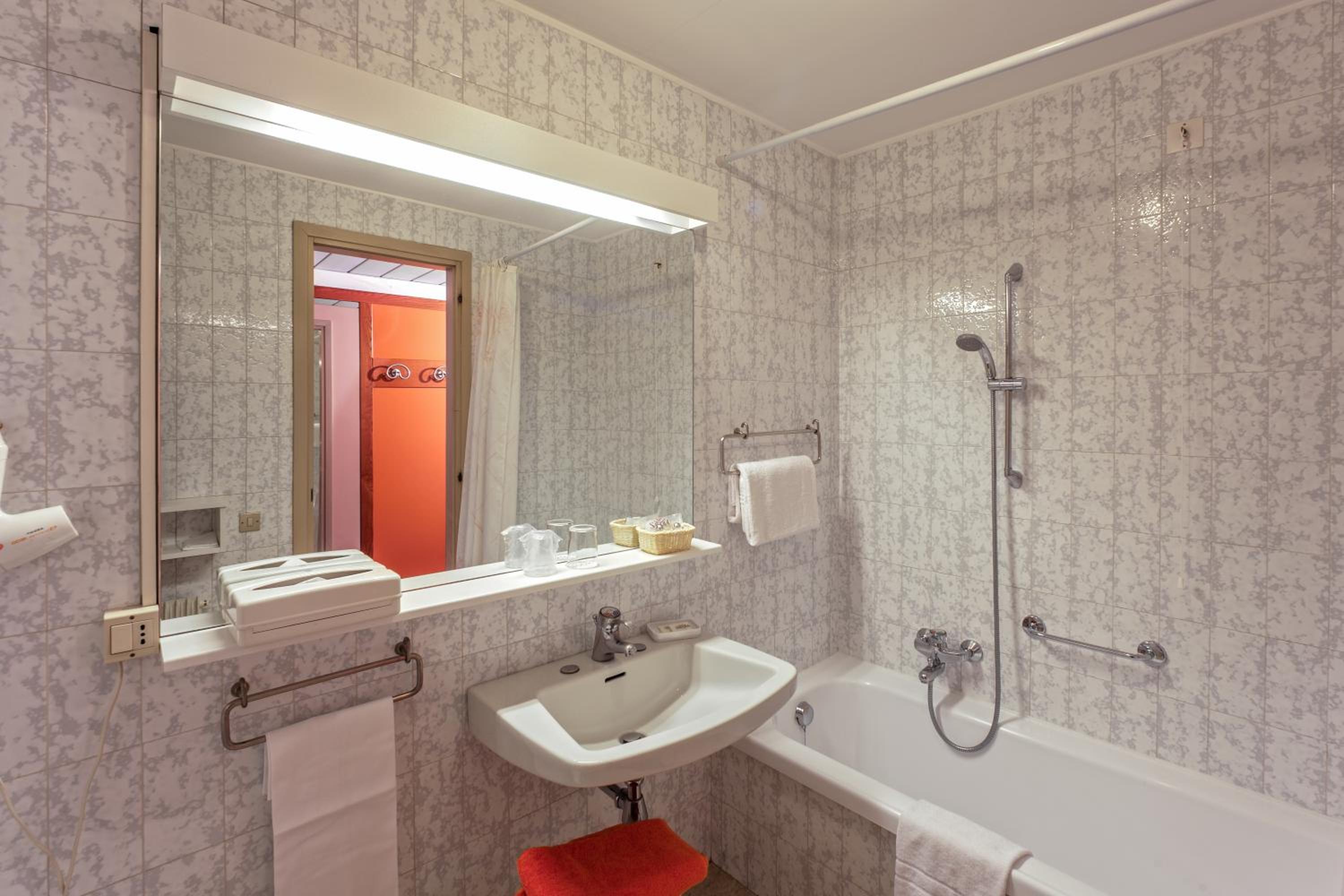 Double or Twin Room - Photo 7