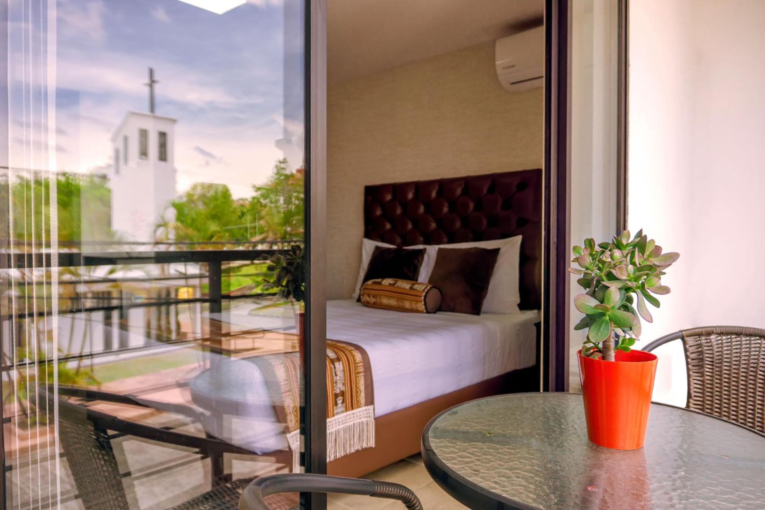 Queen Room with Balcony photo 2