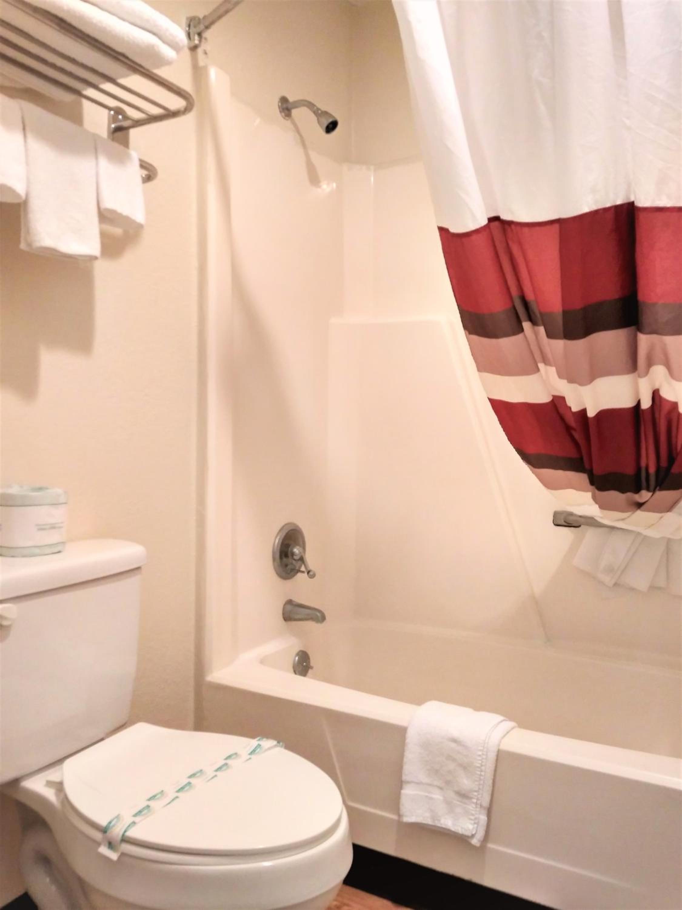 Queen Room with Two Queen Beds photo 2