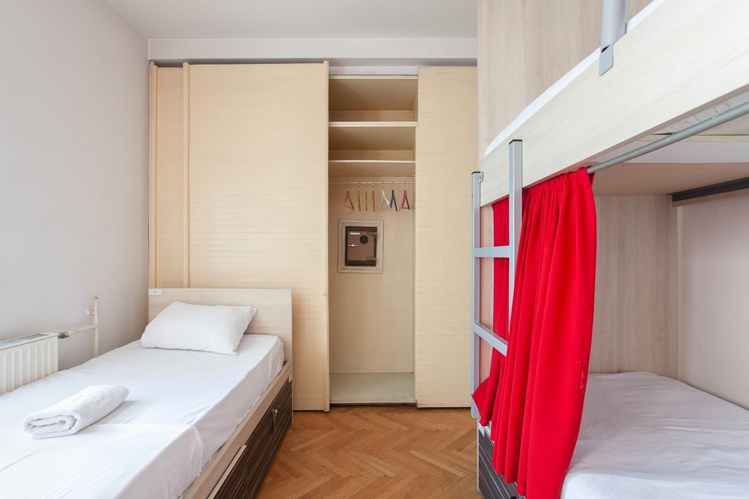 Bed in 6-Bed Dormitory Room photo 3