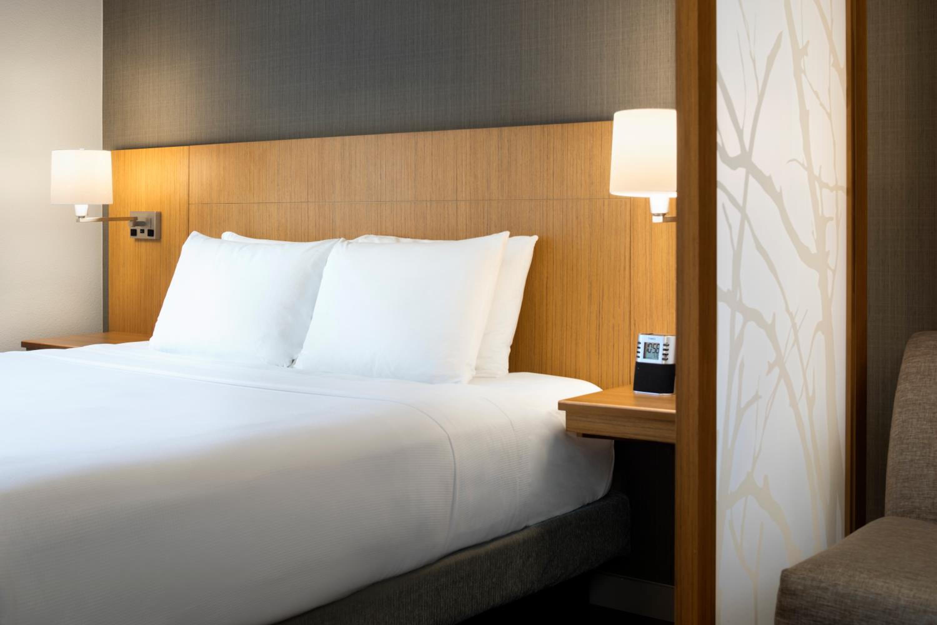 Available room thumbnail 6