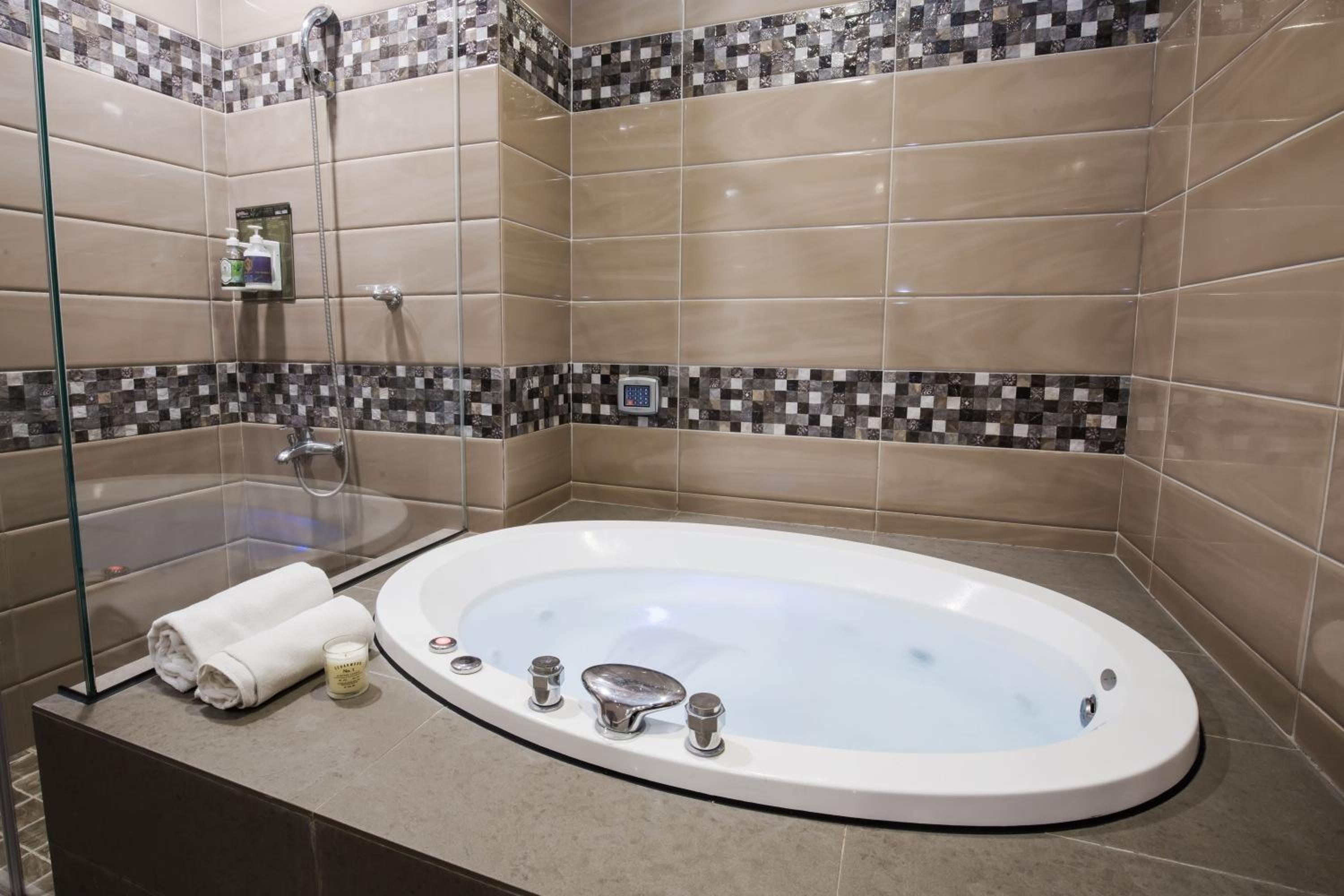 Business Double Room - Photo 17