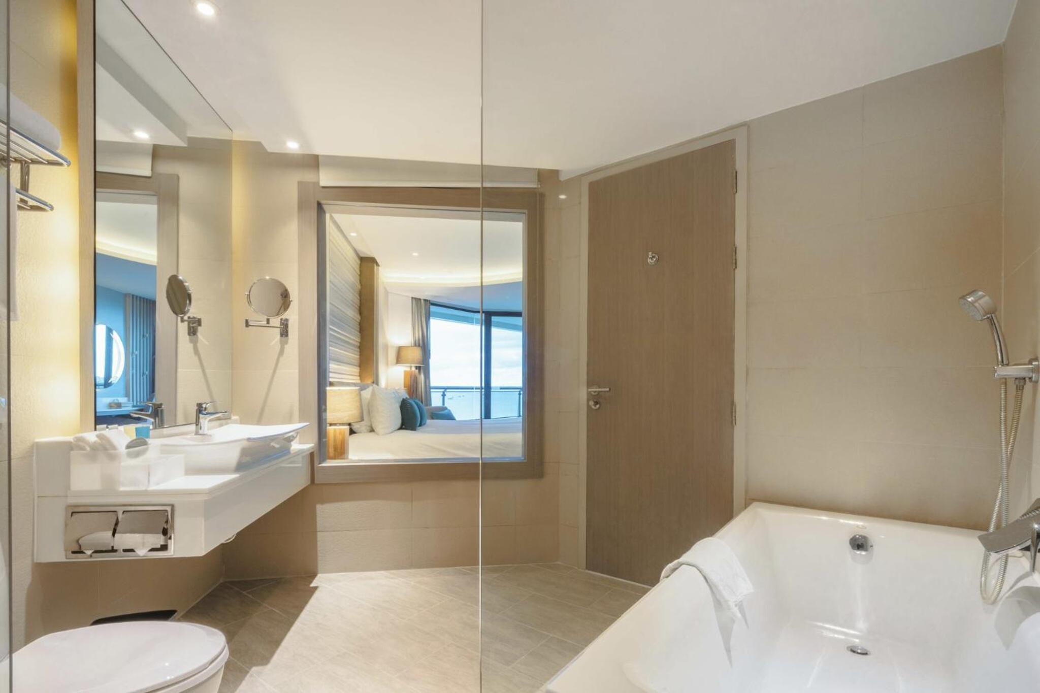 Deluxe Twin Room with Sea View thumbnail 6