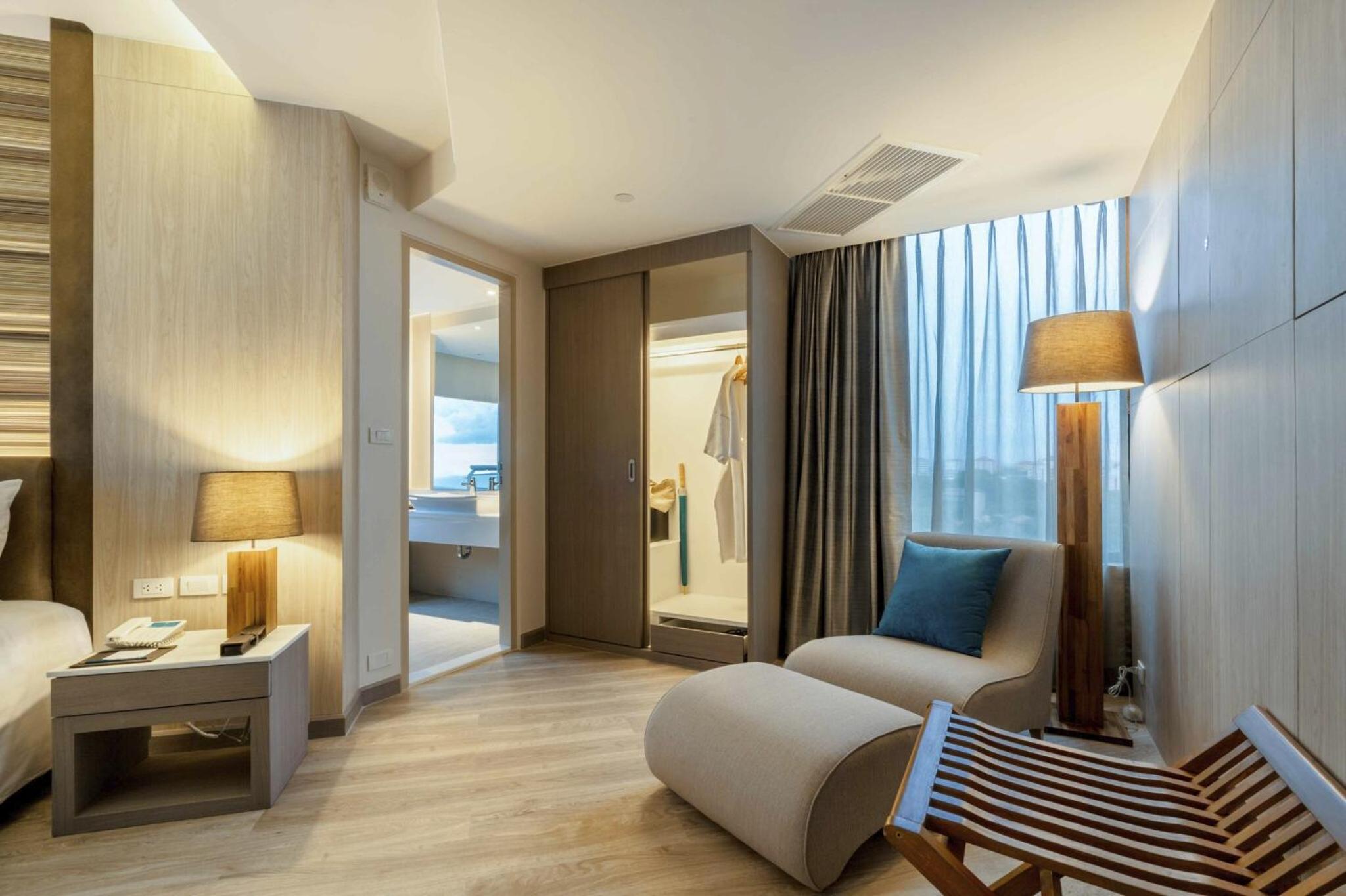 Deluxe Corner Twin Room with Sea View