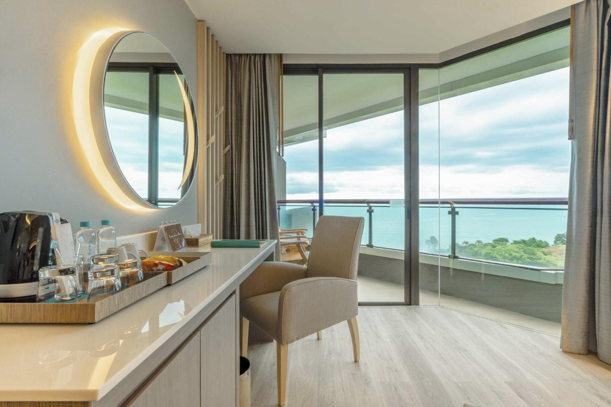 Deluxe Twin Room with Sea View thumbnail 6