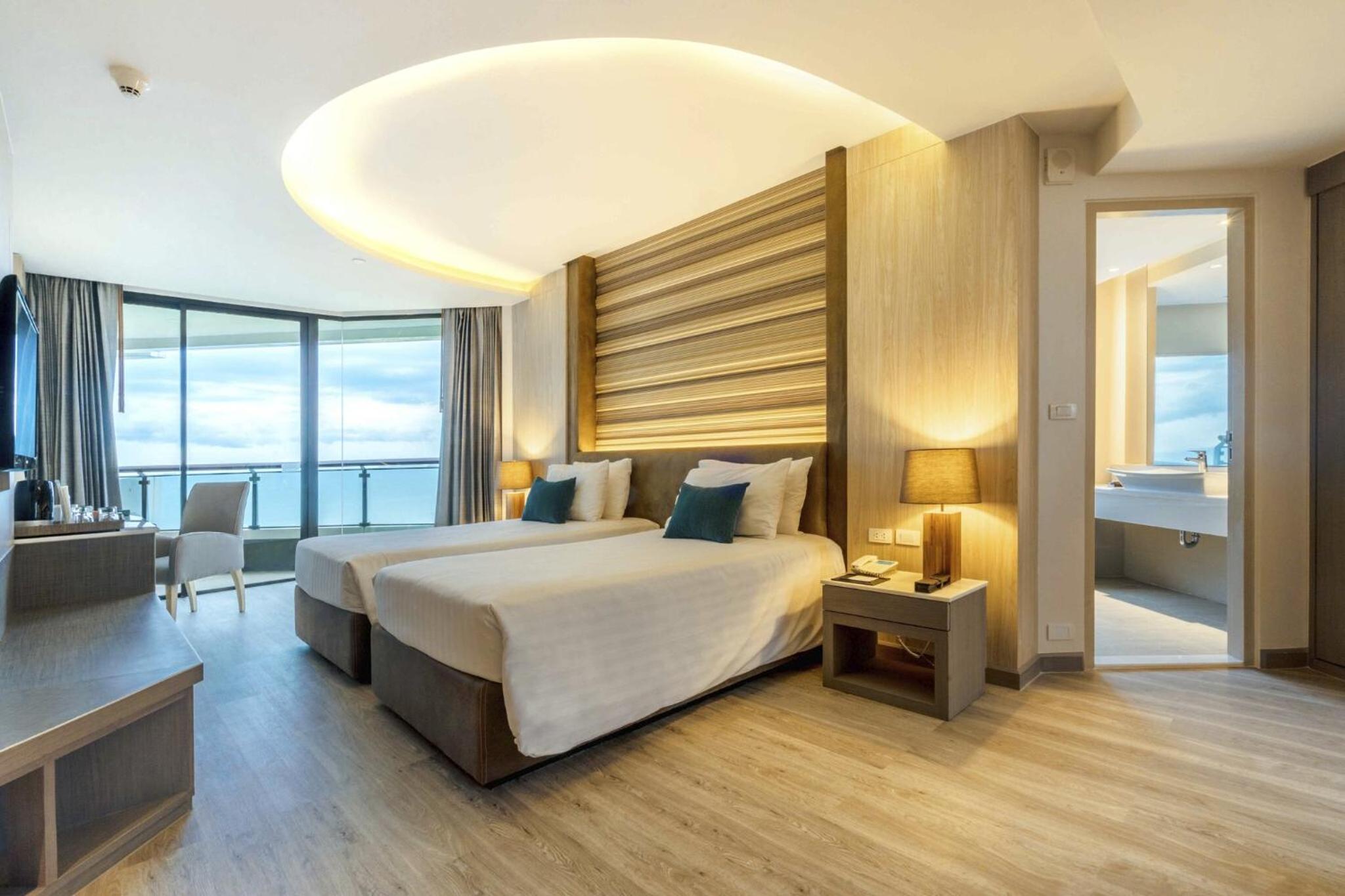 Deluxe Corner Twin Room with Sea View thumbnail 5