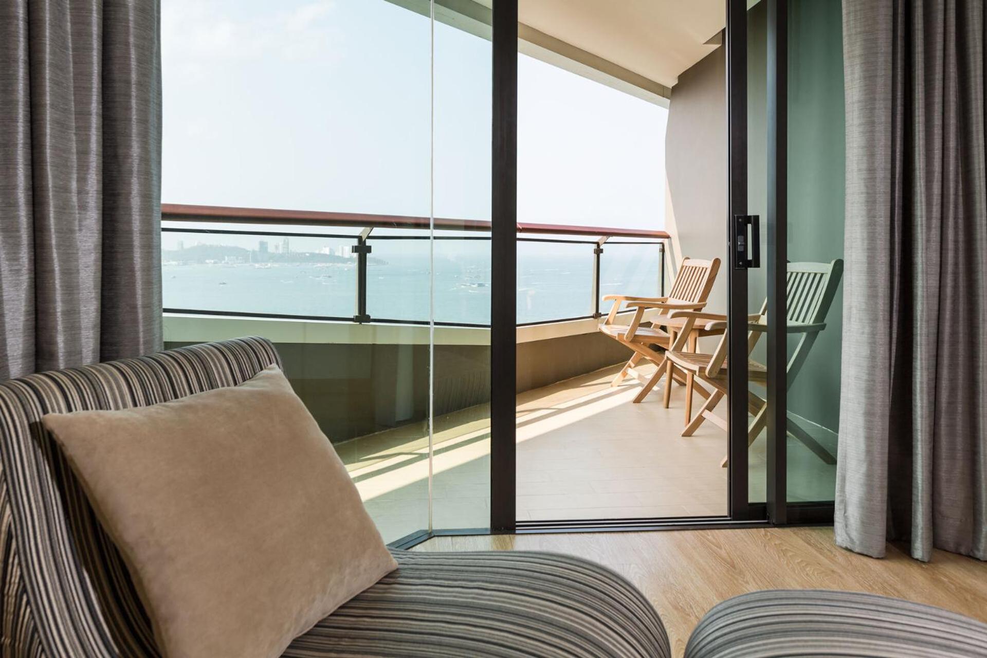 Deluxe Corner Twin Room with Sea View