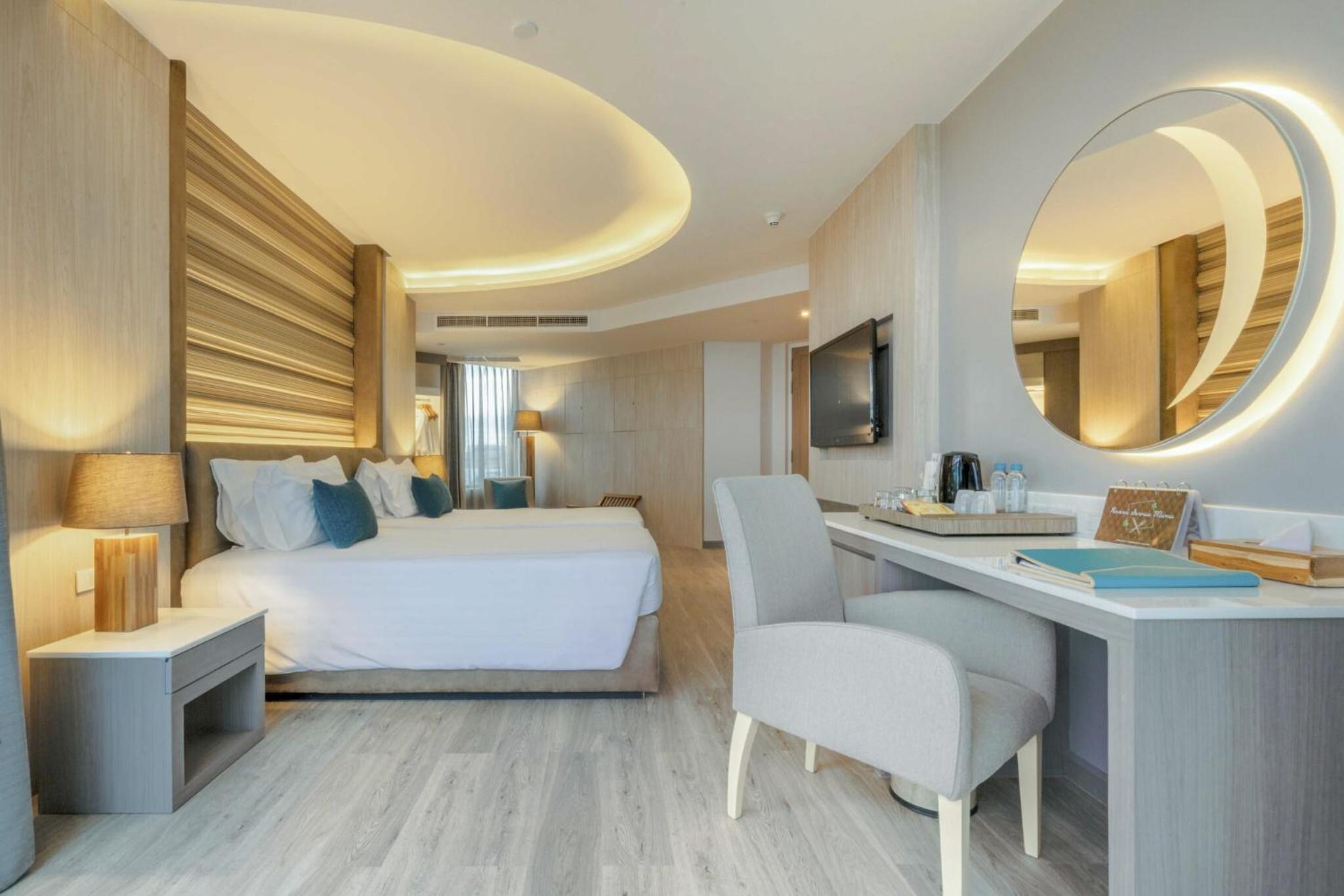 Deluxe Corner Twin Room with Sea View