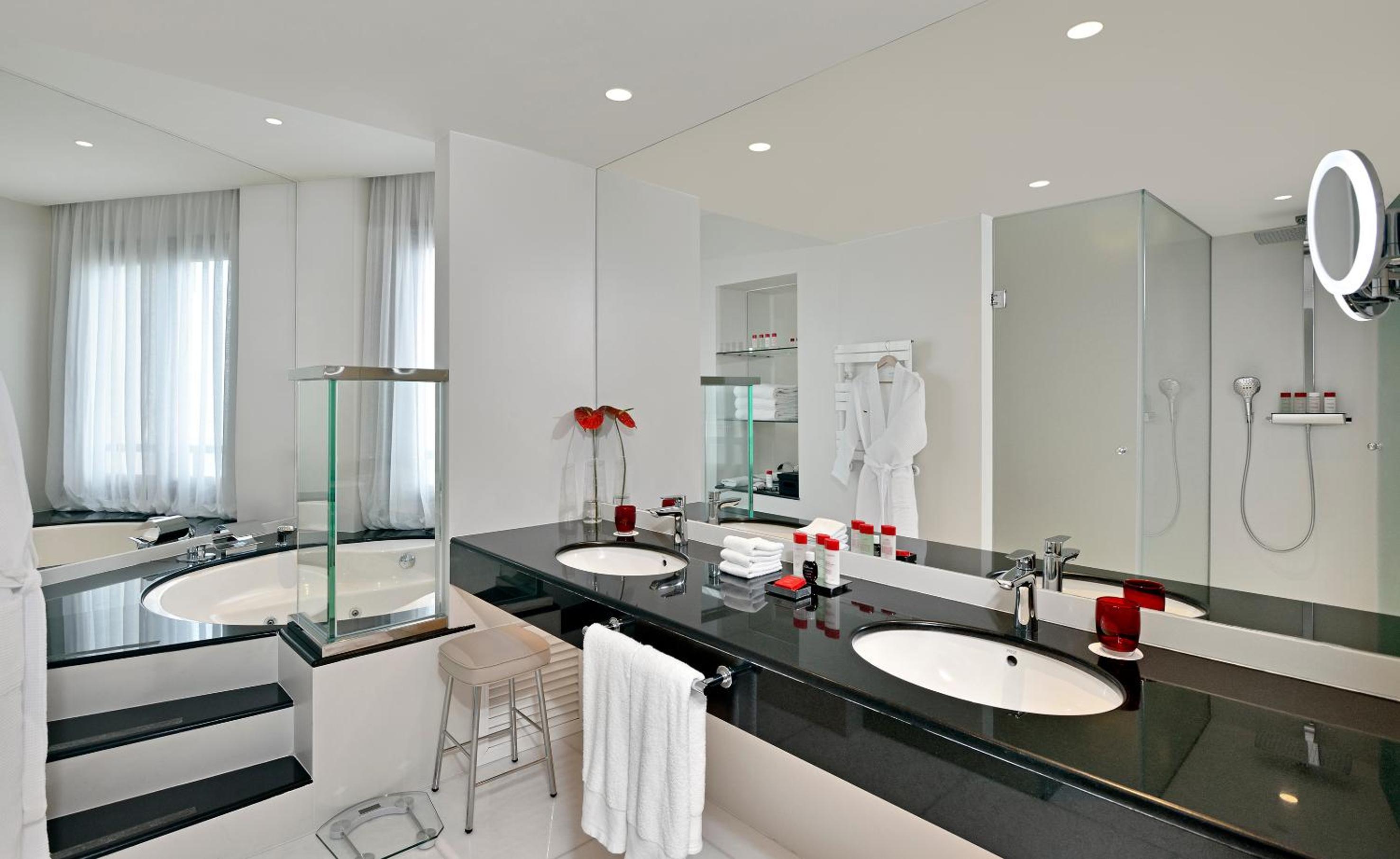 Red Level Master Suite with Sea and Cathedral View - Photo 2