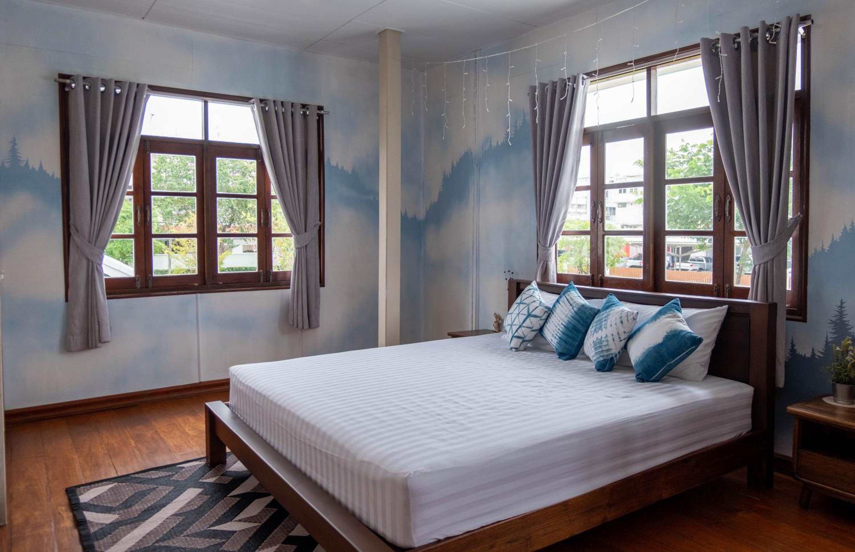 Deluxe Family Room - Photo 12