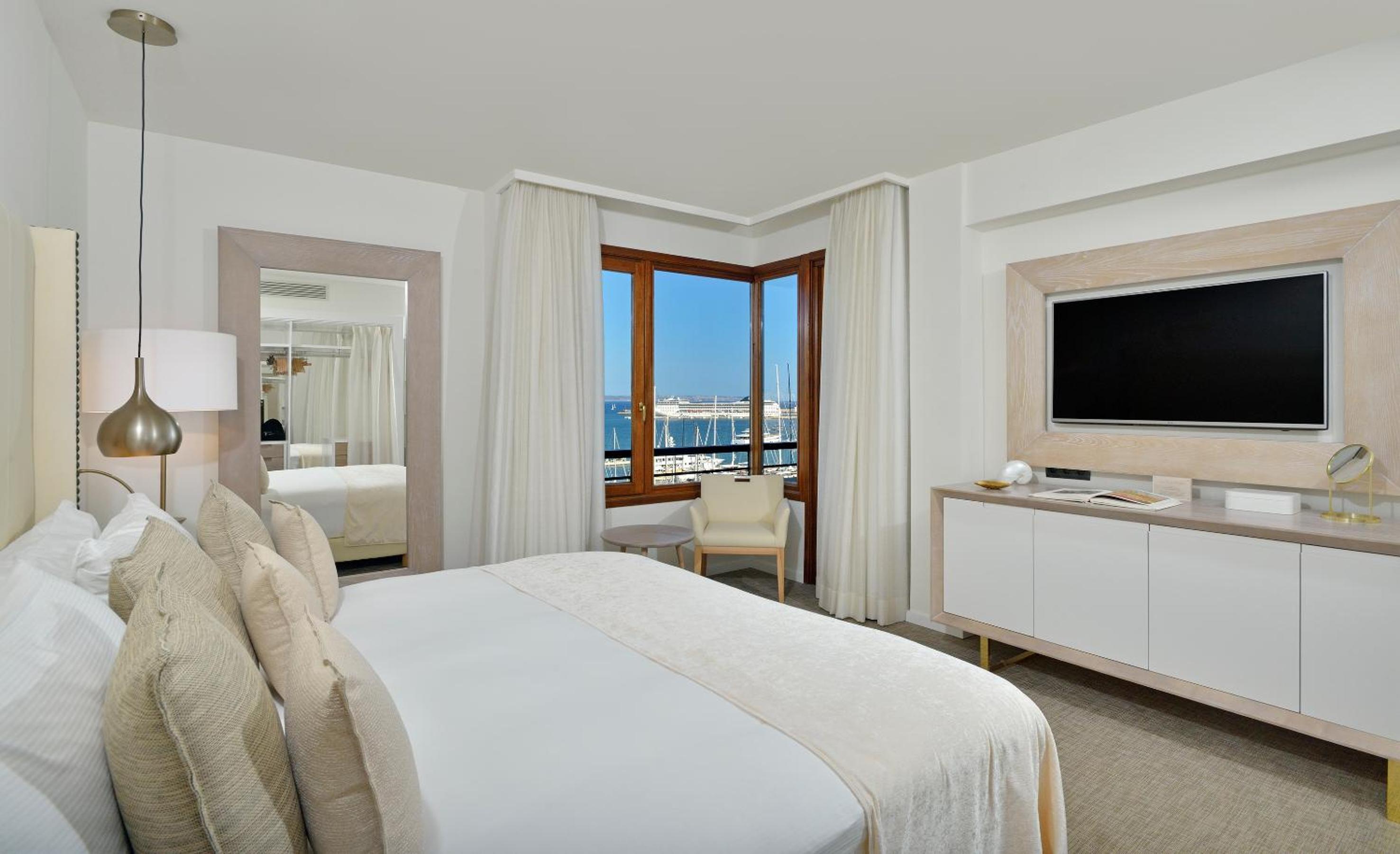 Gran Suite Red Level con vistas al mar y a la catedral
