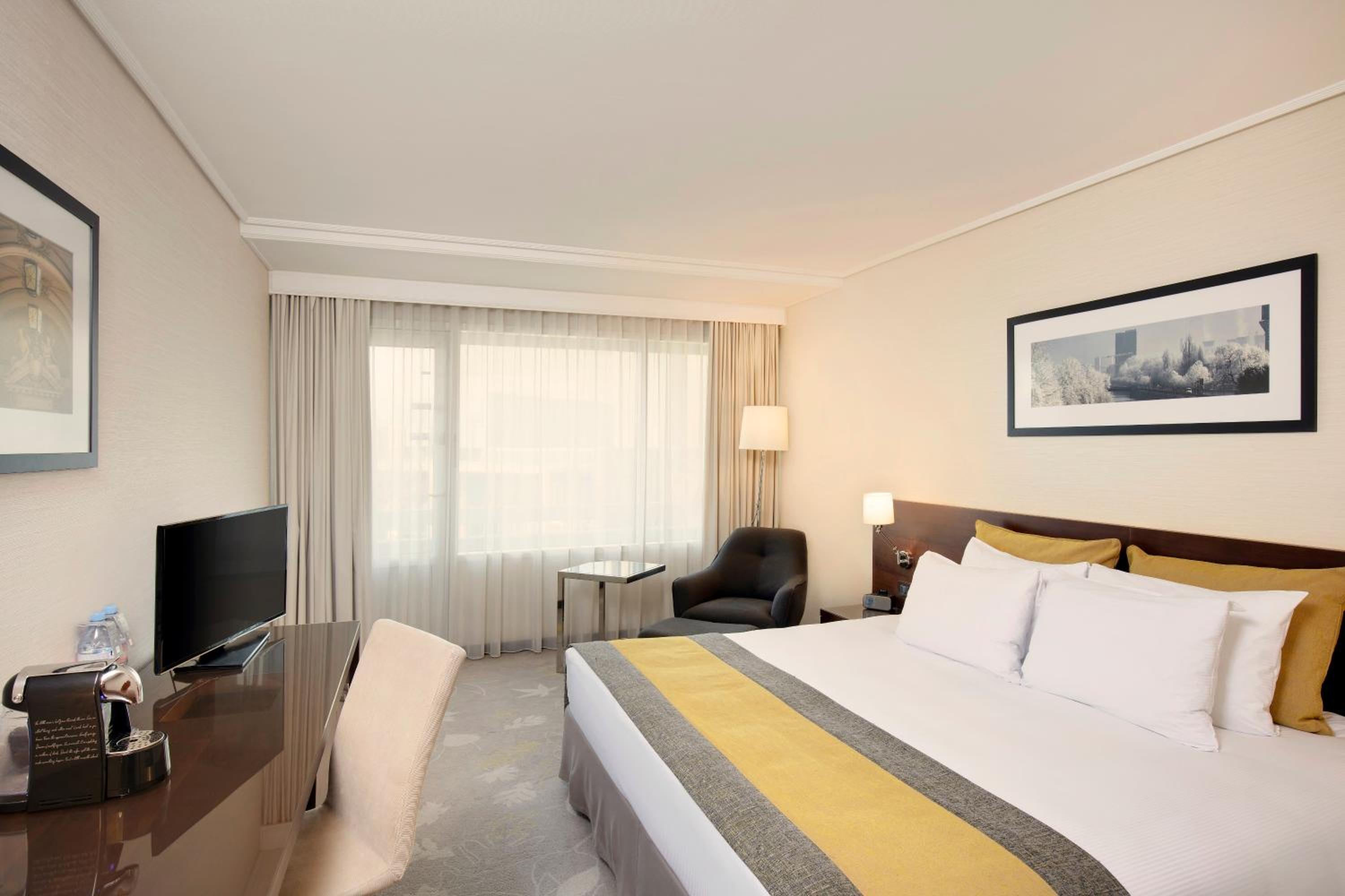 Standard King Room with Balcony - Photo 1
