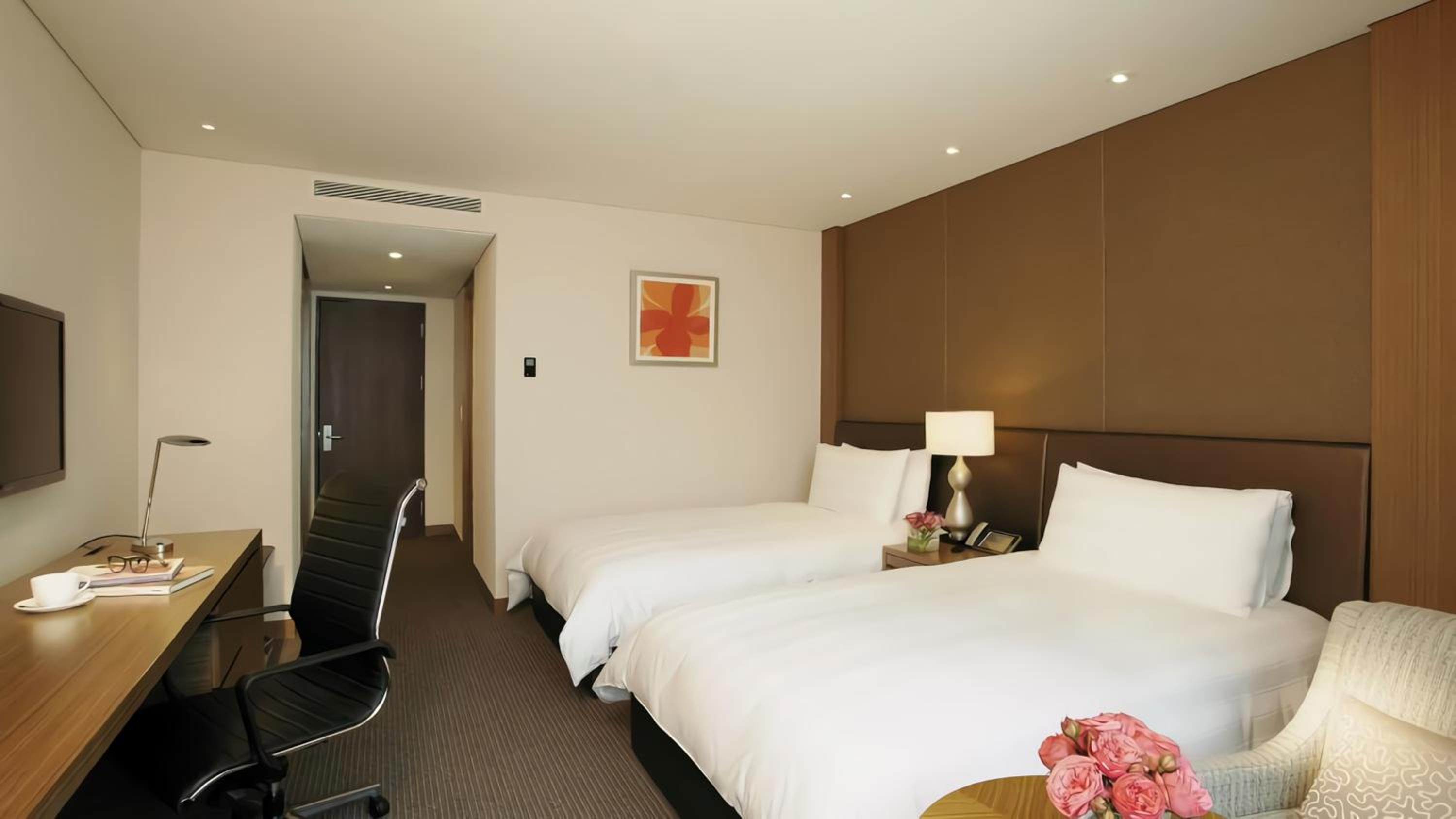 Standard Twin Room with Bath - Photo 4
