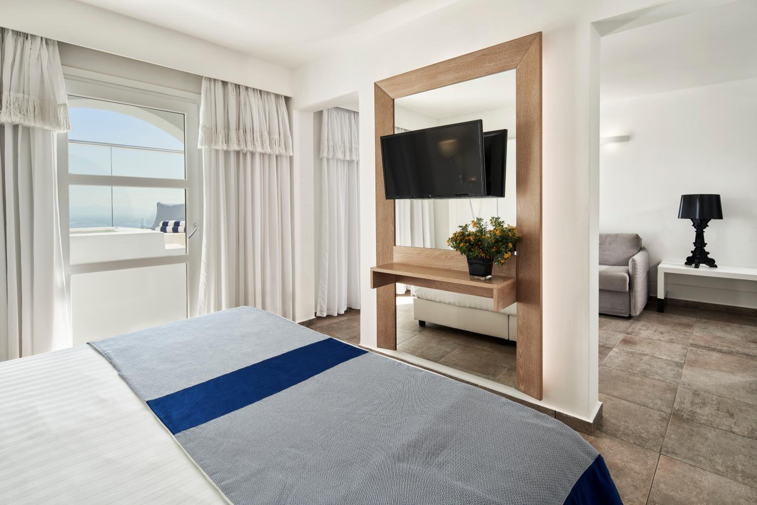 Suite with Hot Tub and Sea View - Photo 2