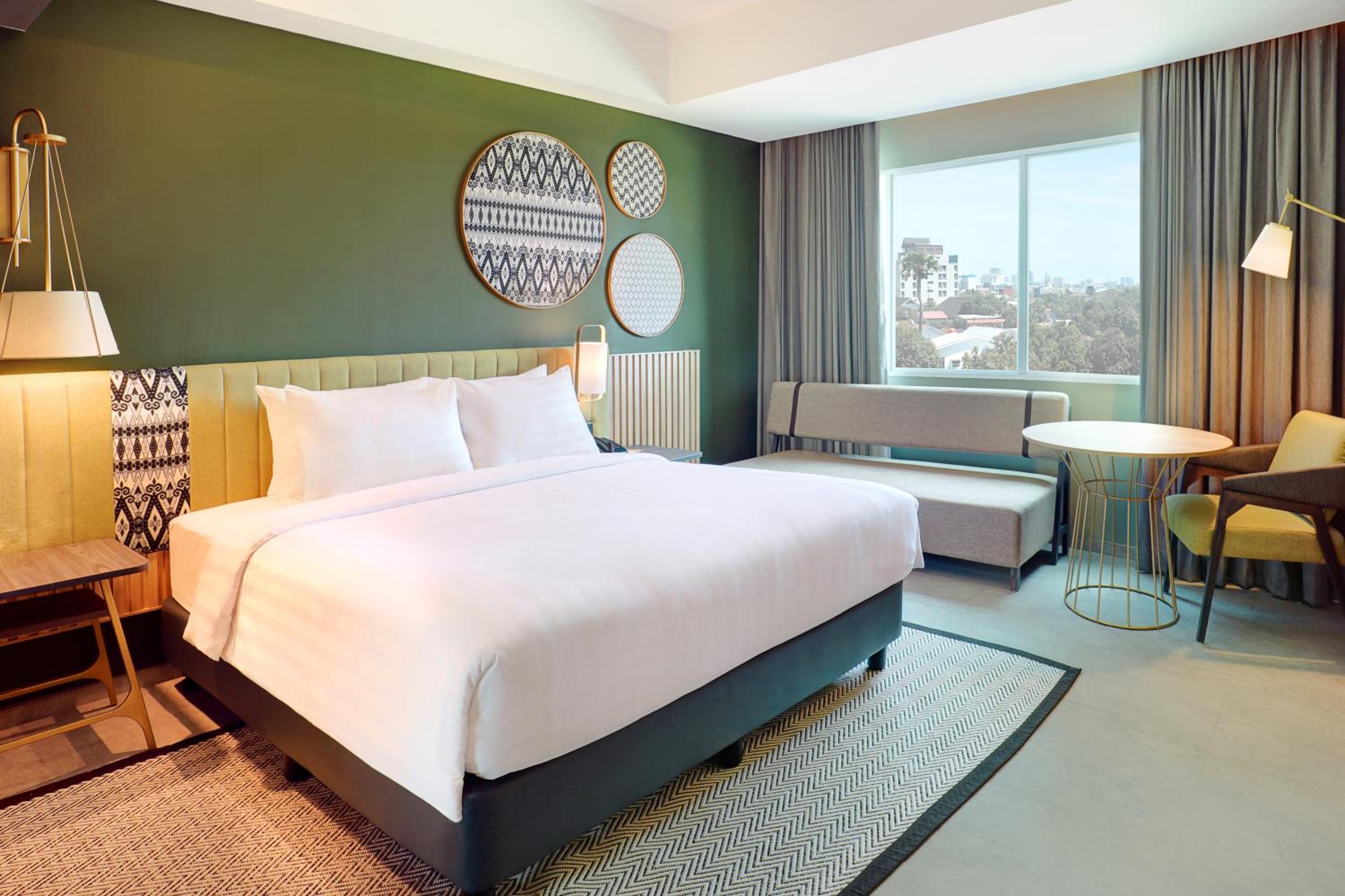 Deluxe King Room with Sofa - Photo 5