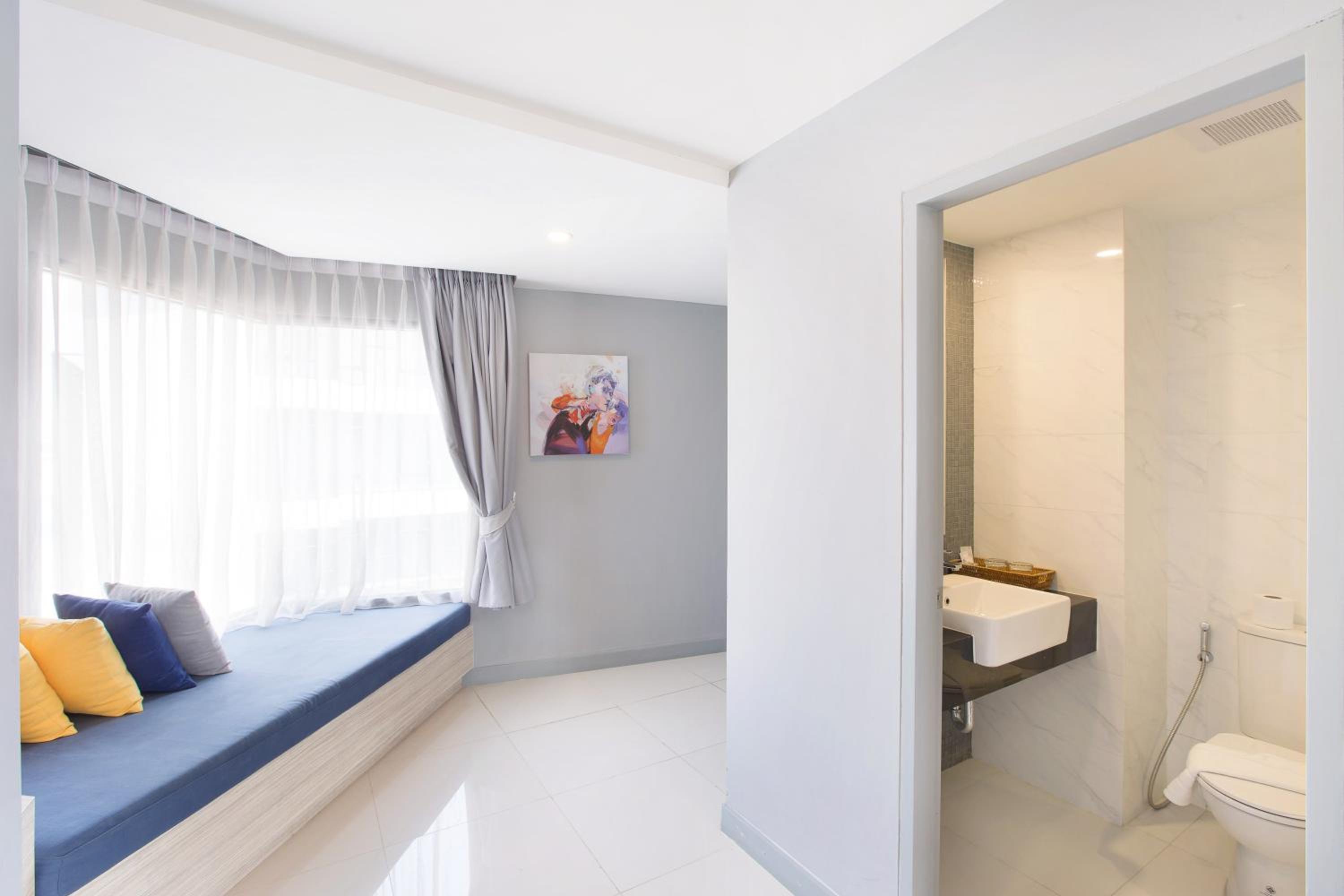 Deluxe Double or Twin Room - Photo 10