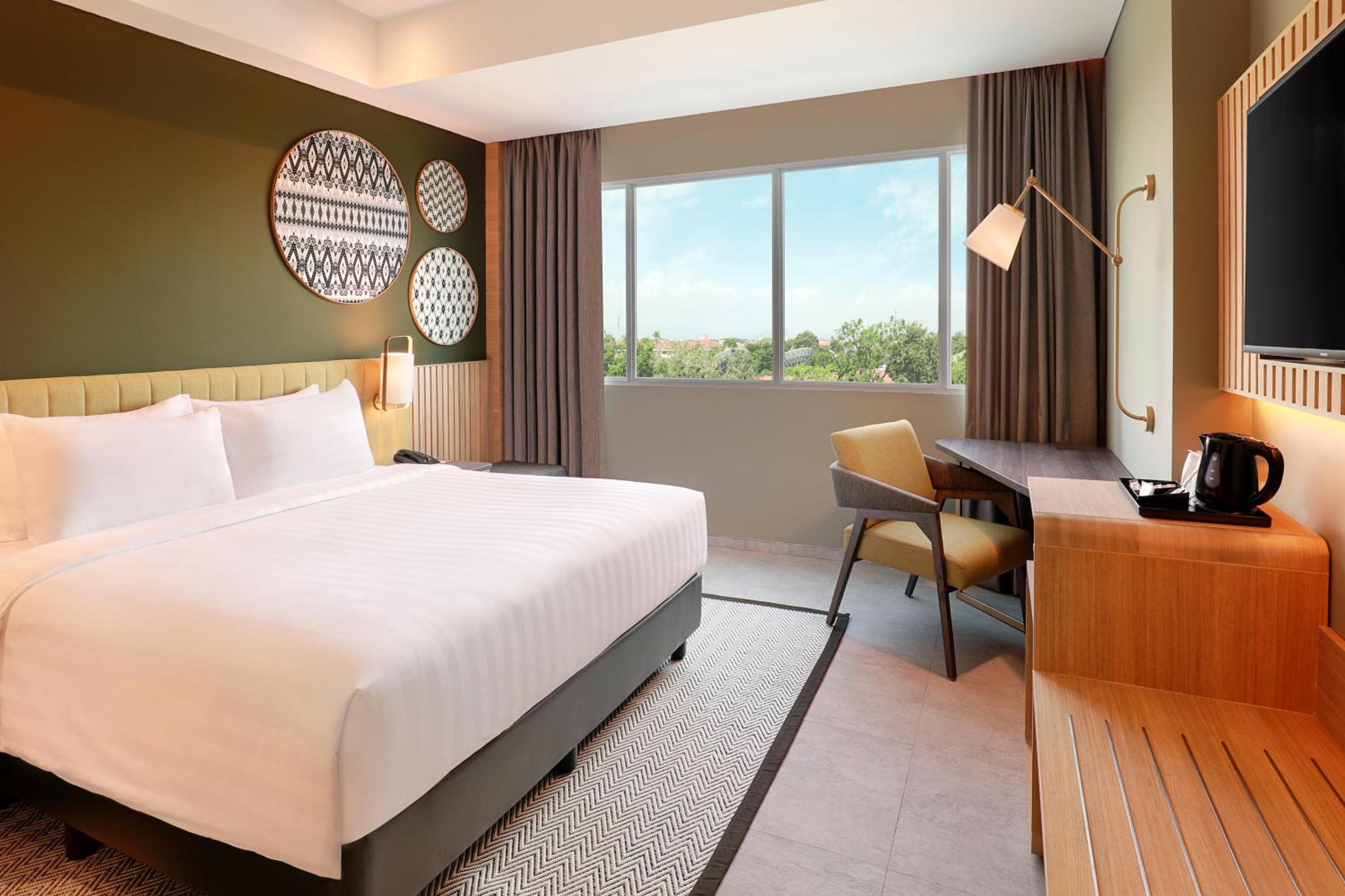 Deluxe King Room with Sofa - Photo 4