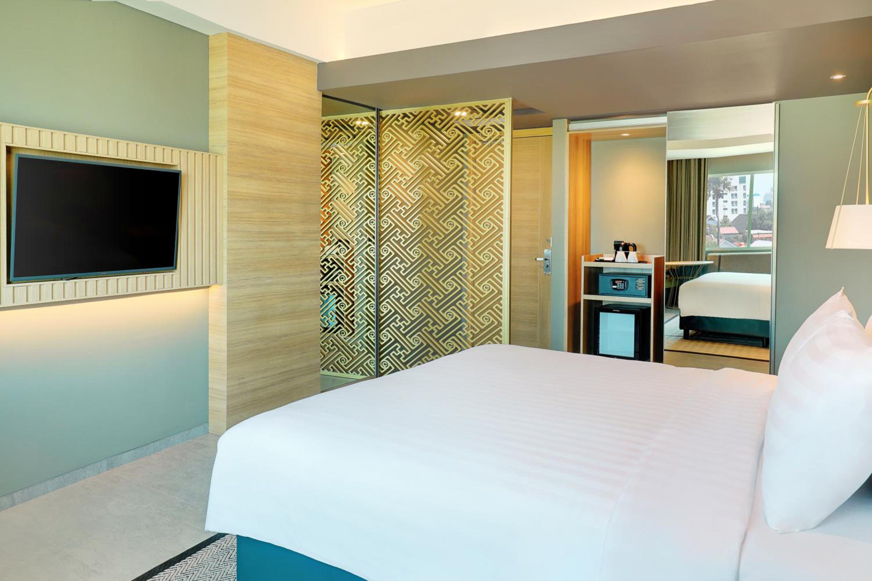 Deluxe King Room with Sofa - Photo 2