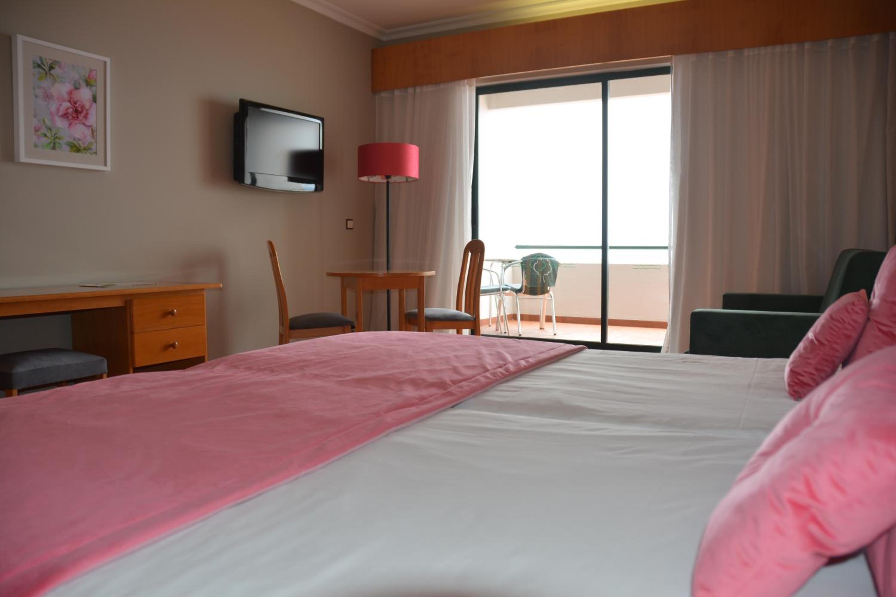 One-Bedroom Apartment with Balcony and Sea View photo 3