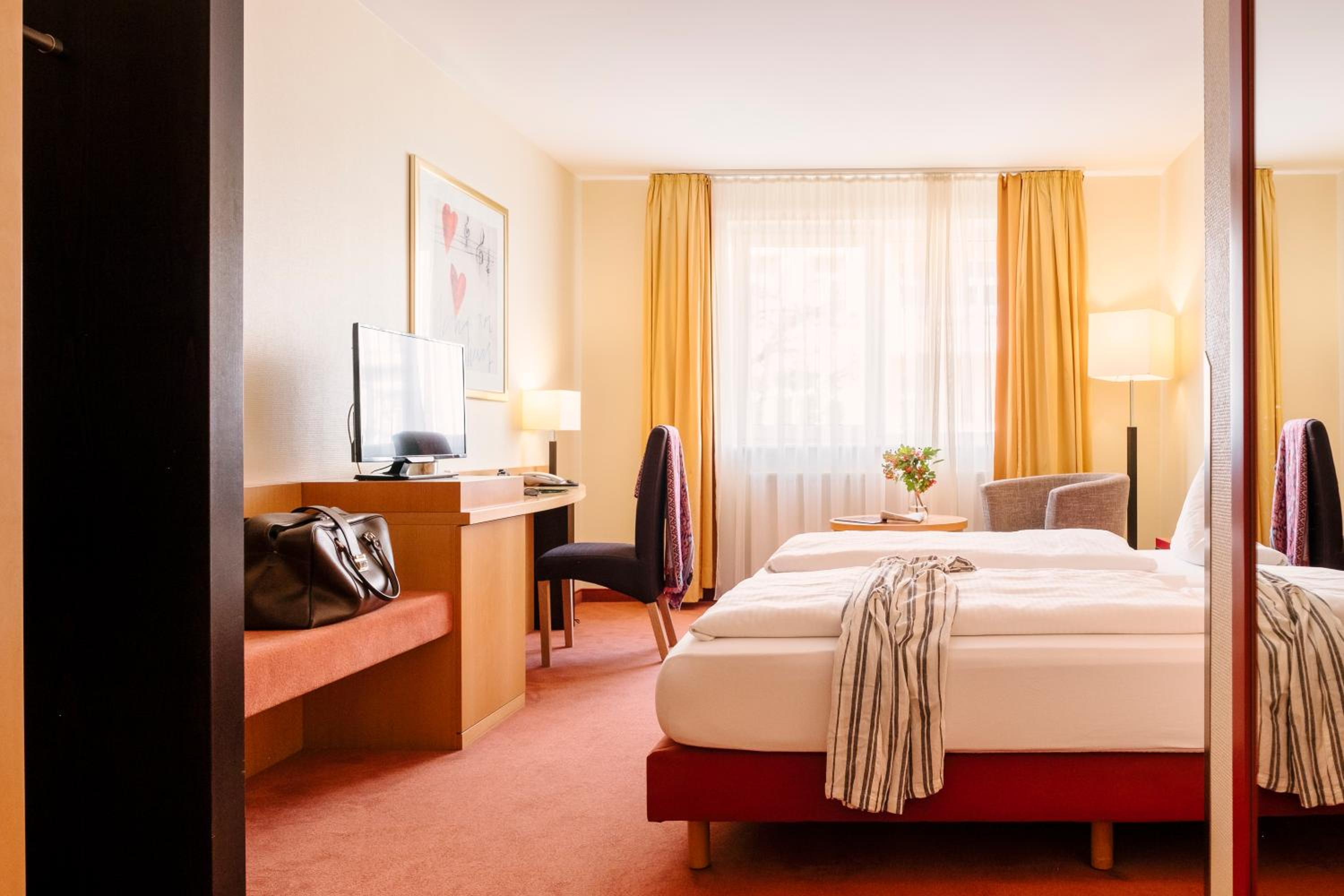 Standard Single Room thumbnail 5