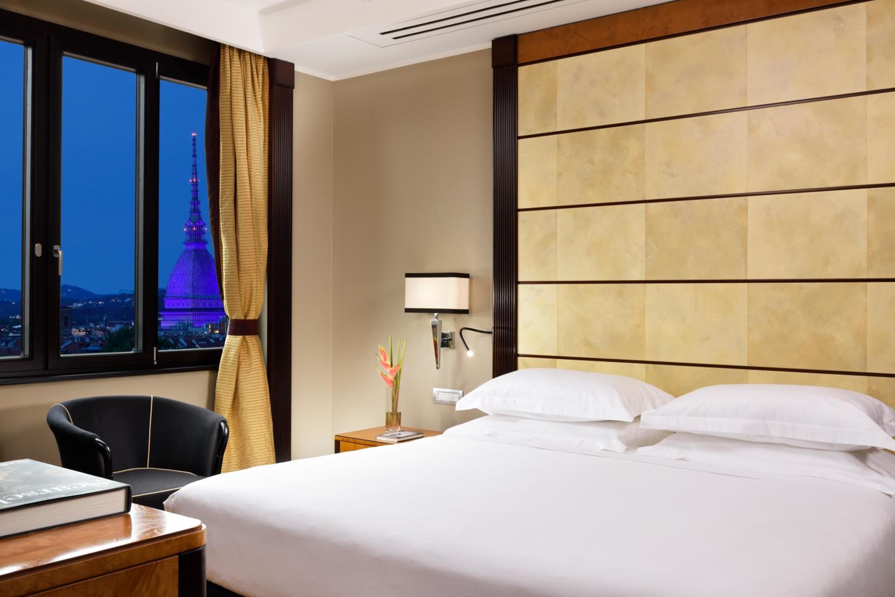 Junior Suite with City View - Photo 1