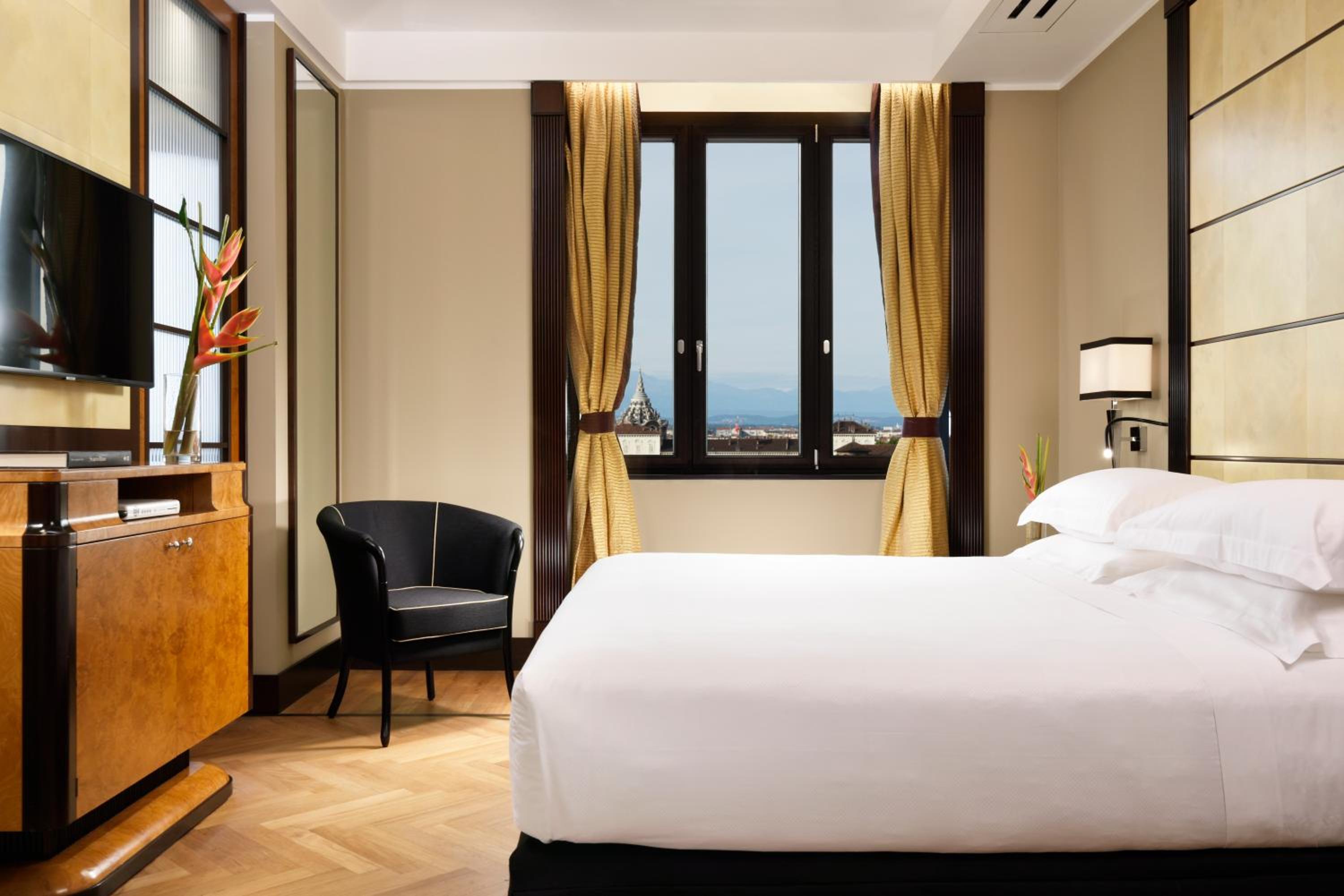 Executive Suite - Photo 2
