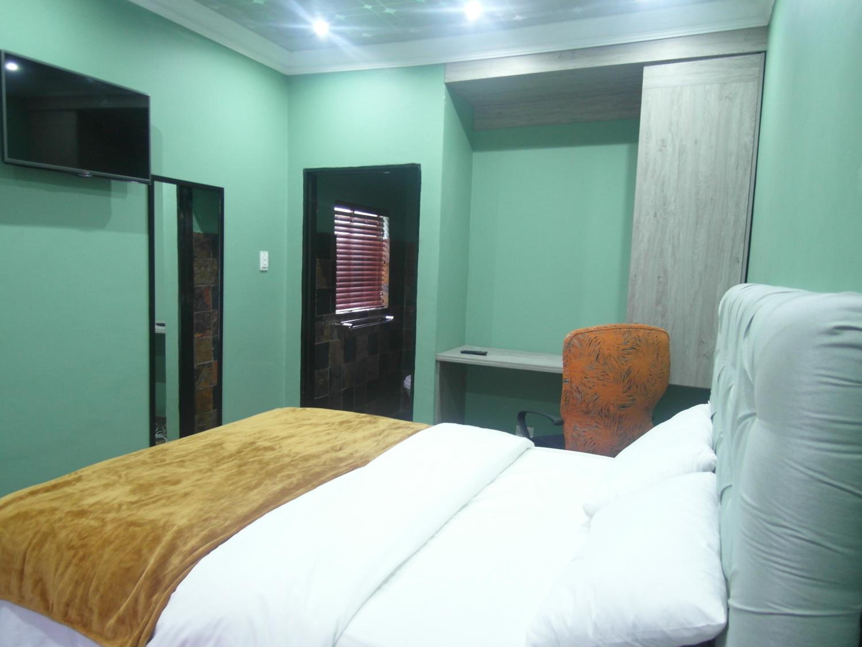 Standard Queen Room photo 3