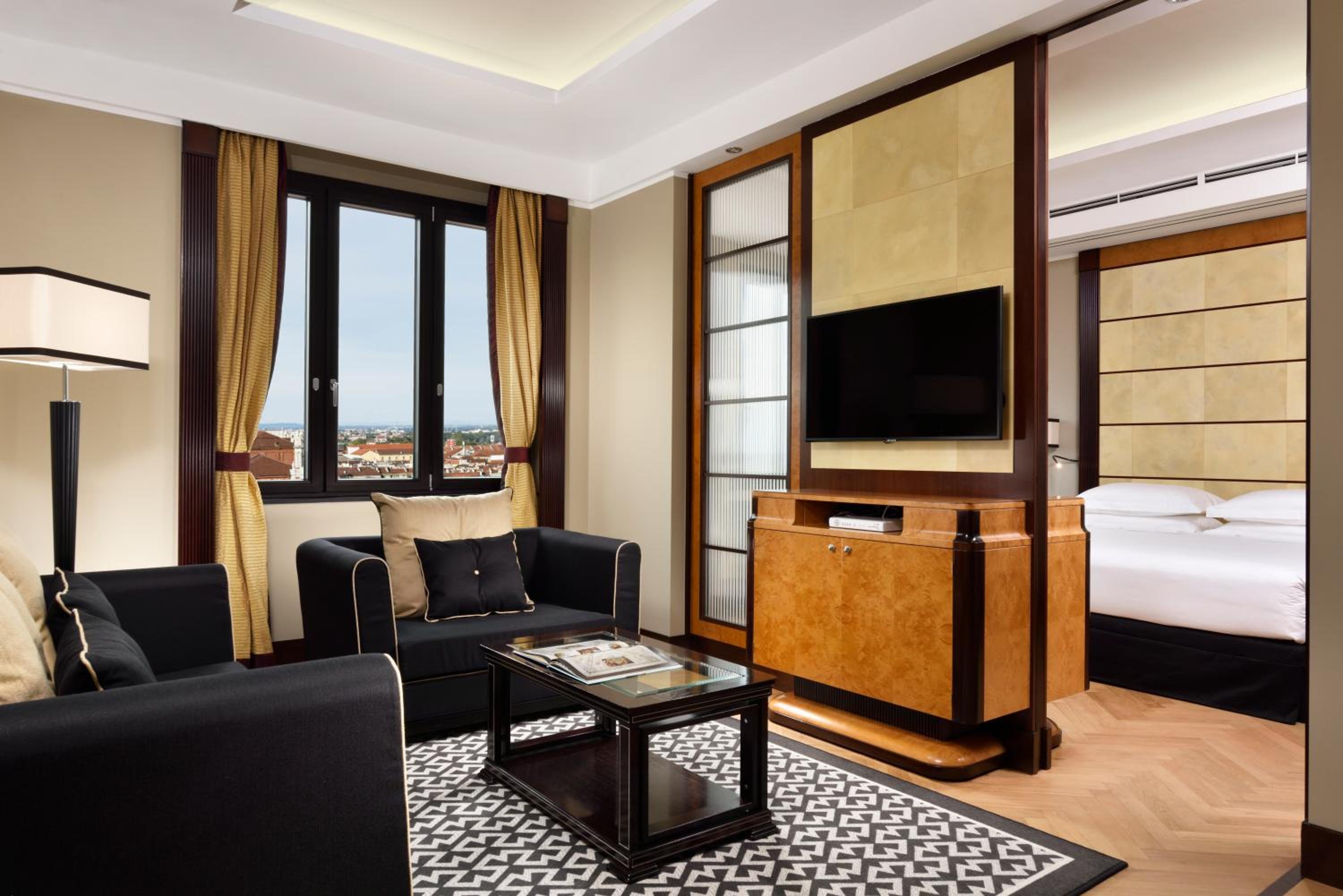 Executive Suite - Photo 4