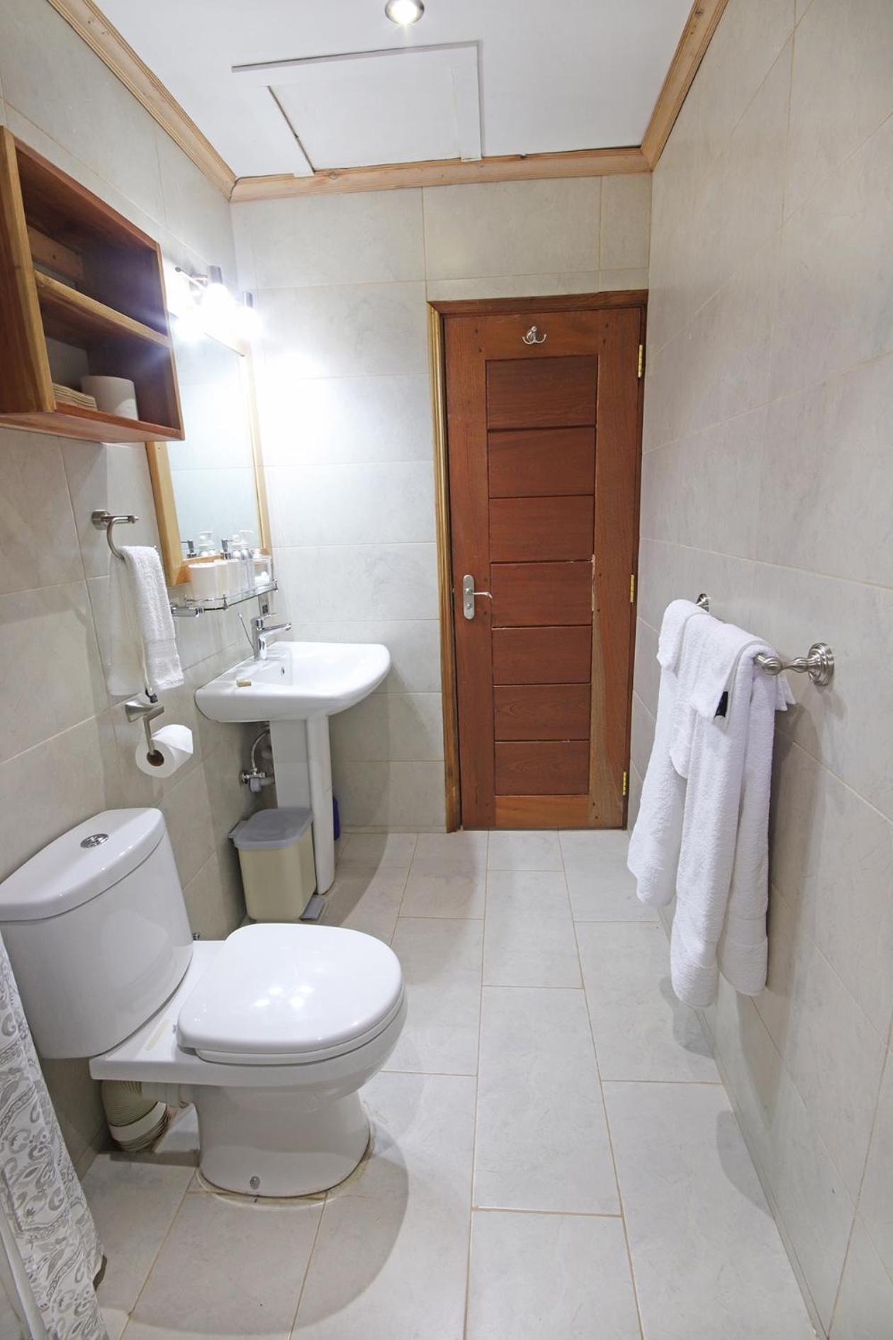 Deluxe Queen Suite - Photo 13