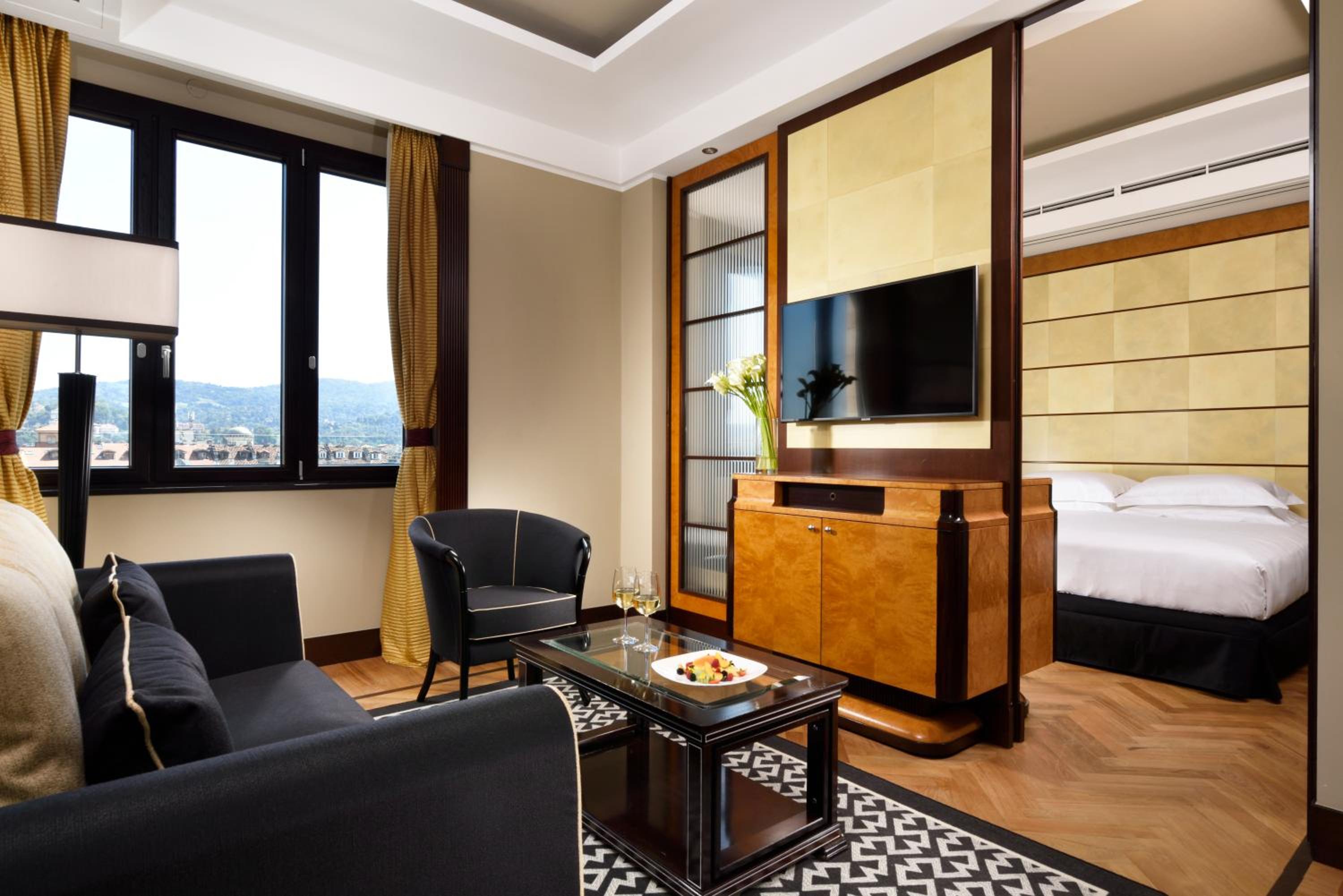 Junior Suite with City View - Photo 3
