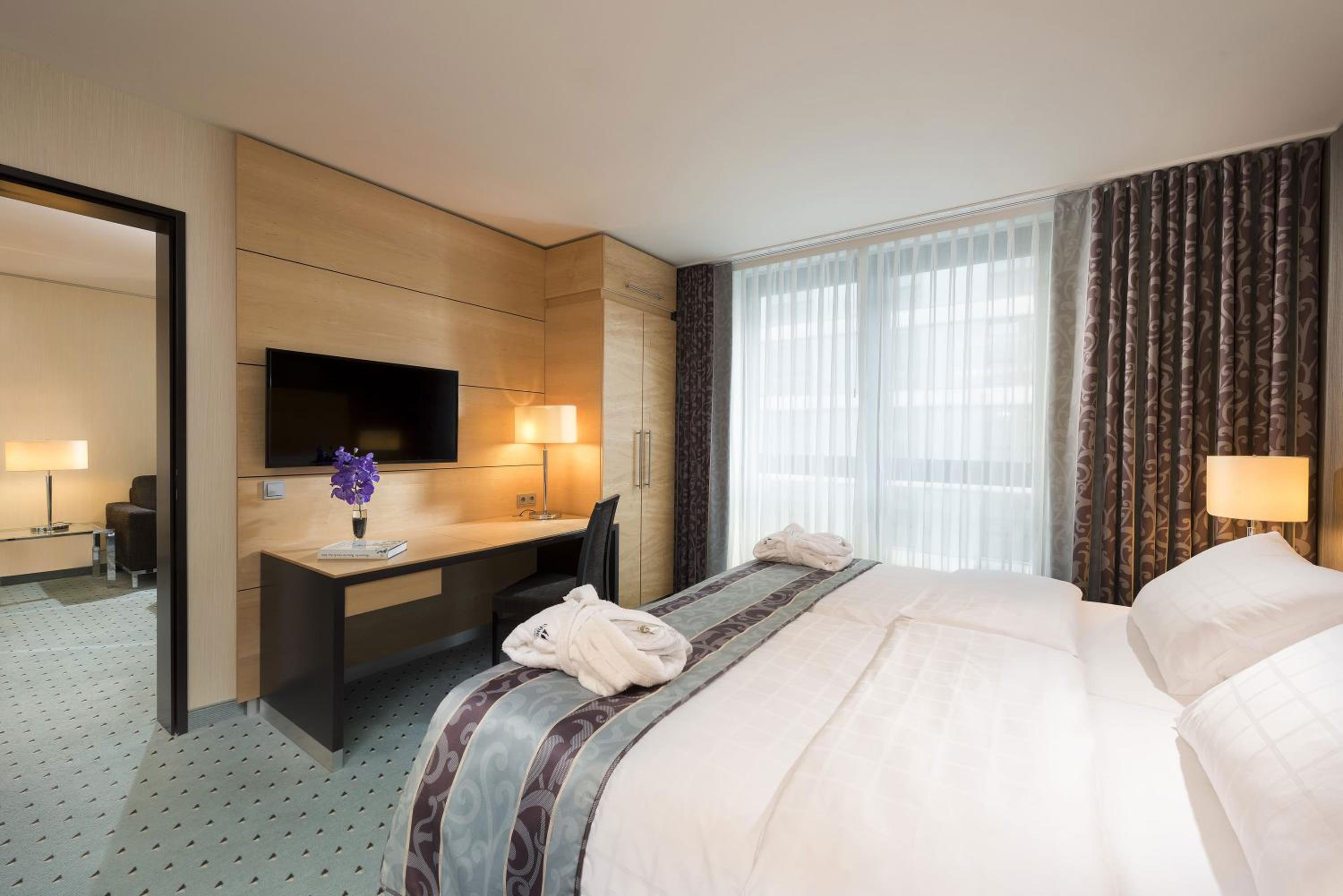 Junior Suite (2 Adults) - Photo 2