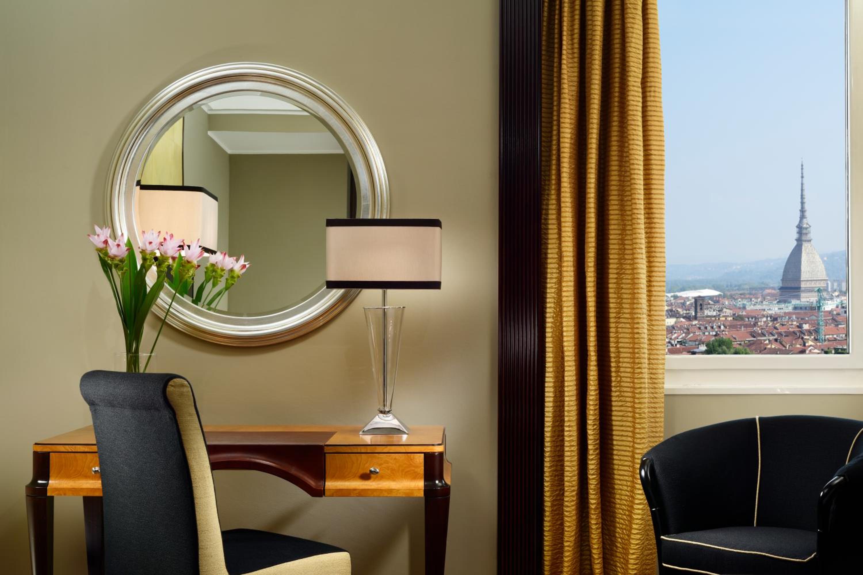 Deluxe Double Room with City View - Photo 4
