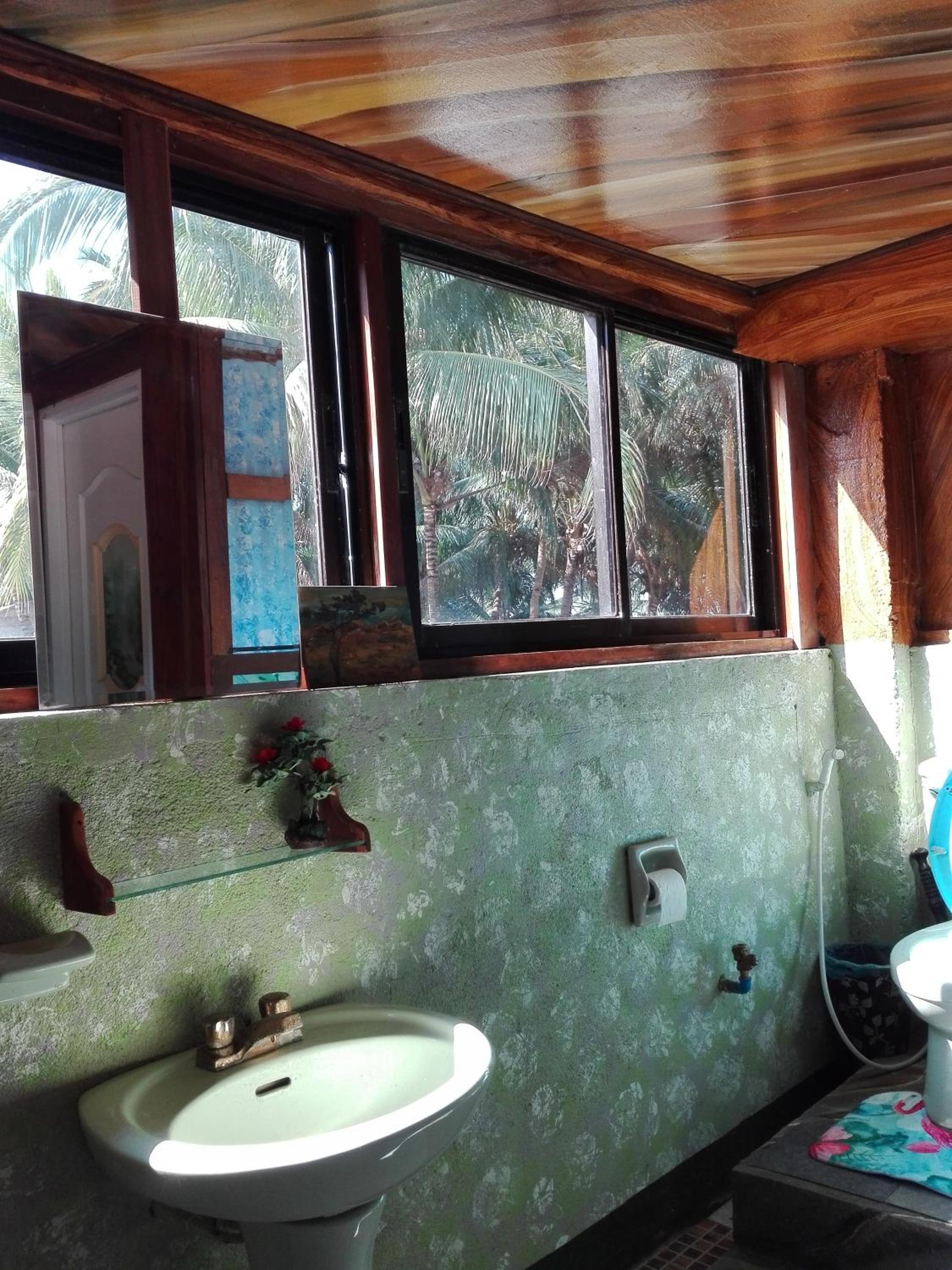 Family Room with Private Bathroom - Photo 7