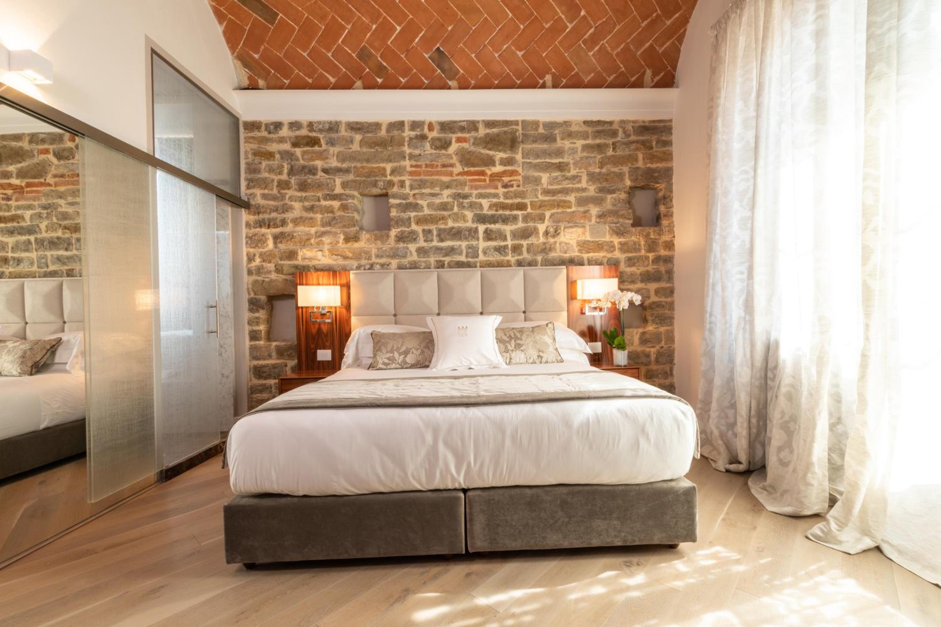 Dante - Suite with Partial Duomo View