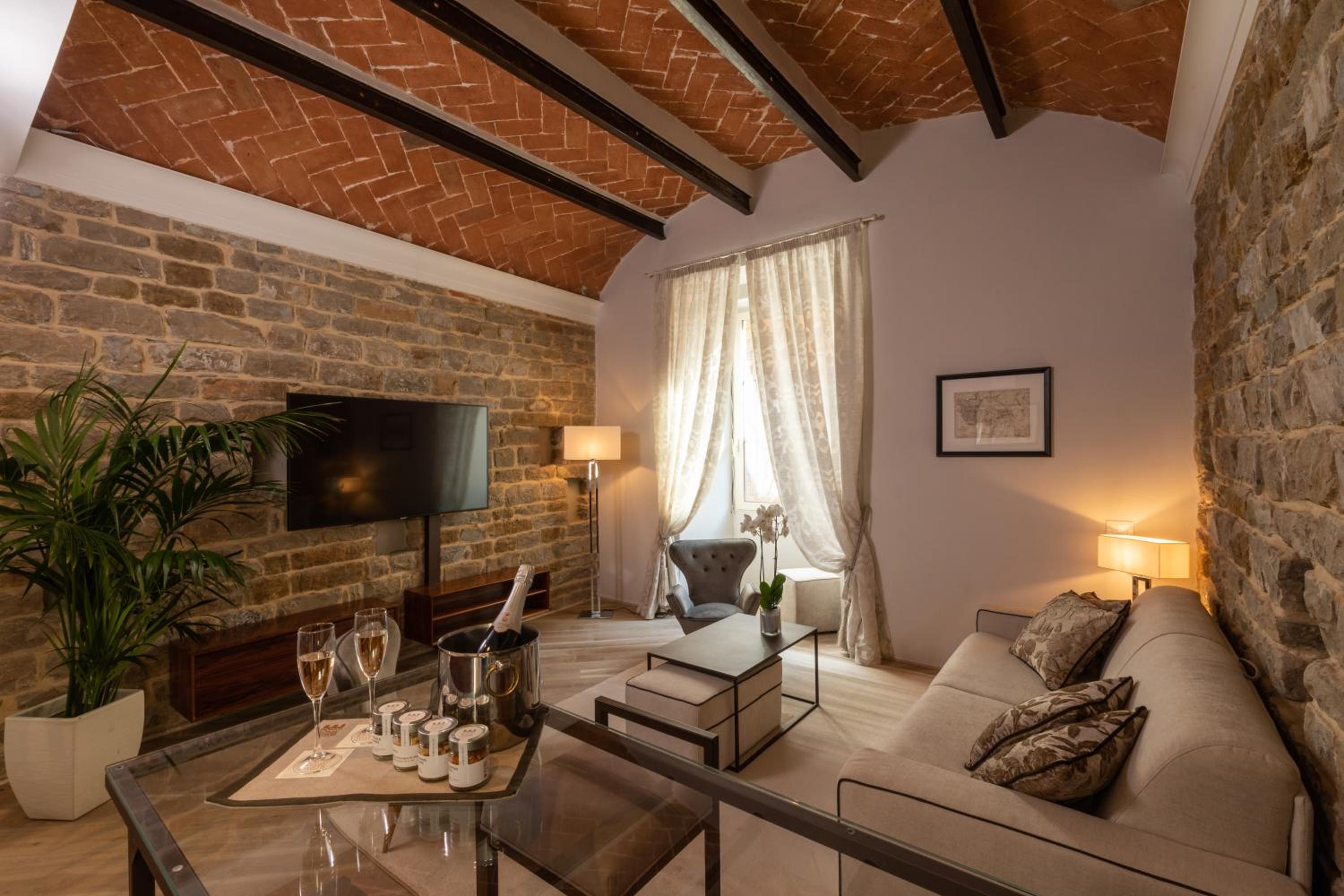 Machiavelli - Suite with Partial Duomo View thumbnail 6