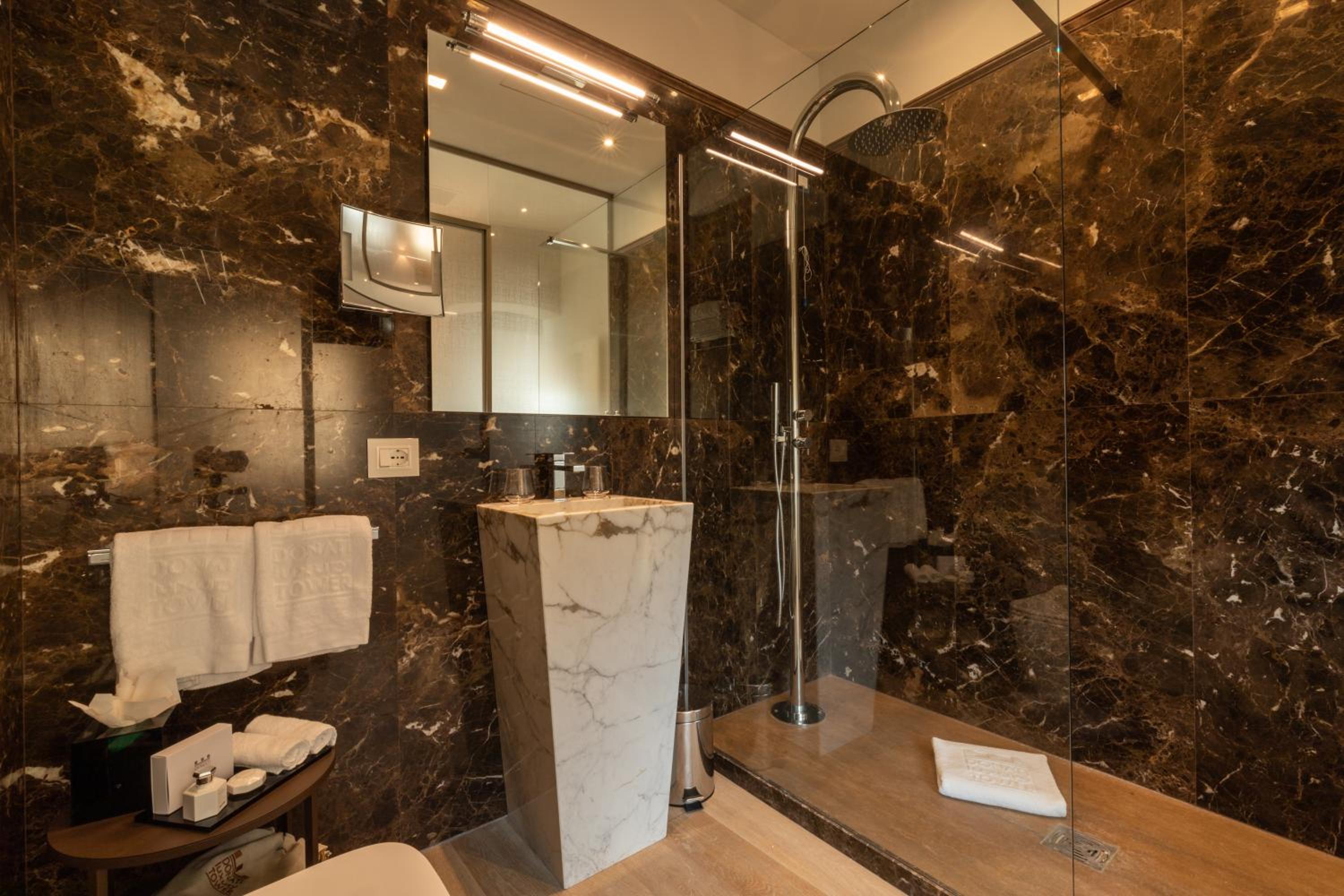 Machiavelli - Suite with Partial Duomo View thumbnail 6